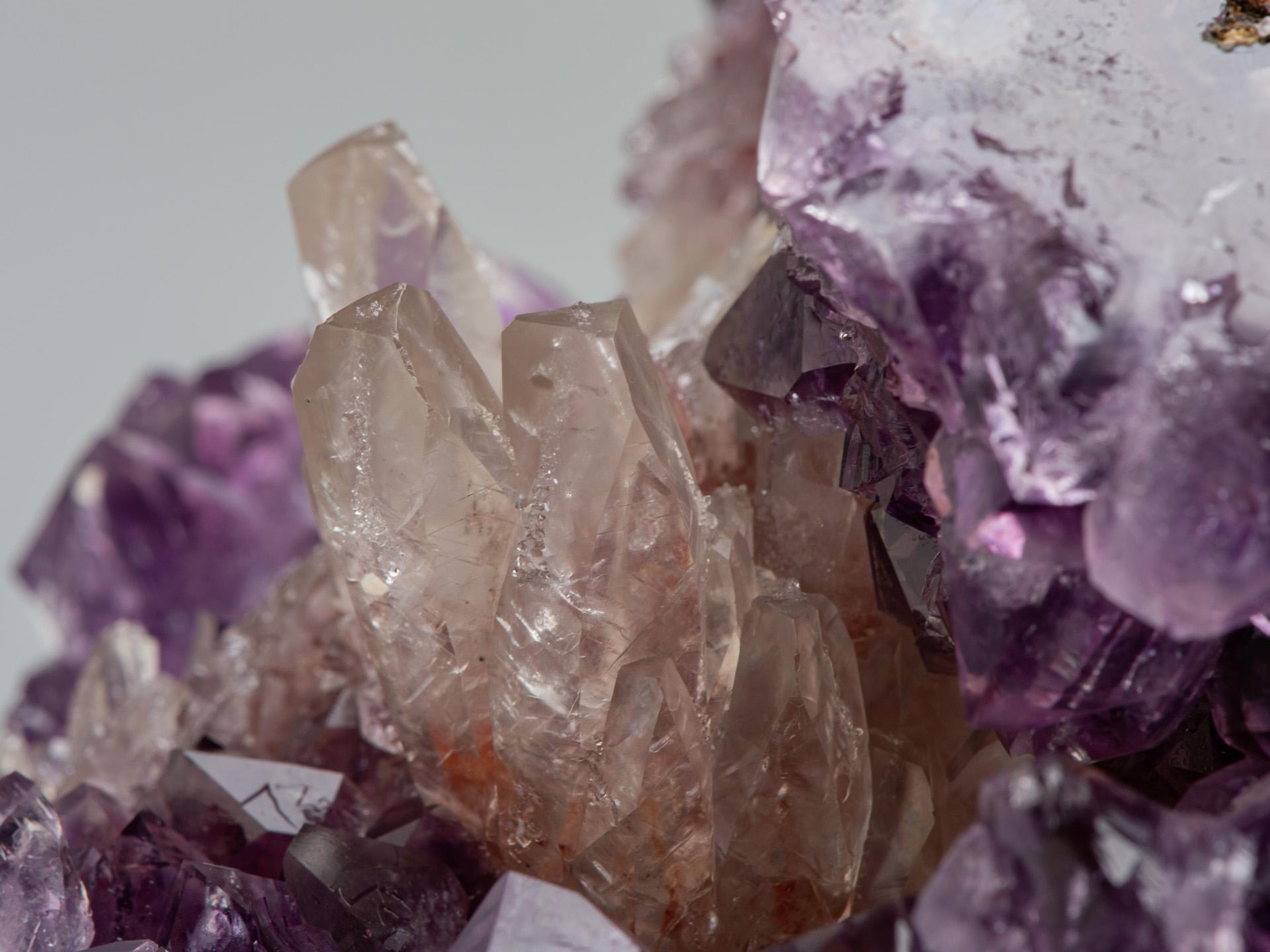Agata Piccolo geode di ametista lilla con calcite in vendita