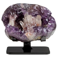 Pequeña geoda de amatista lila con calcita