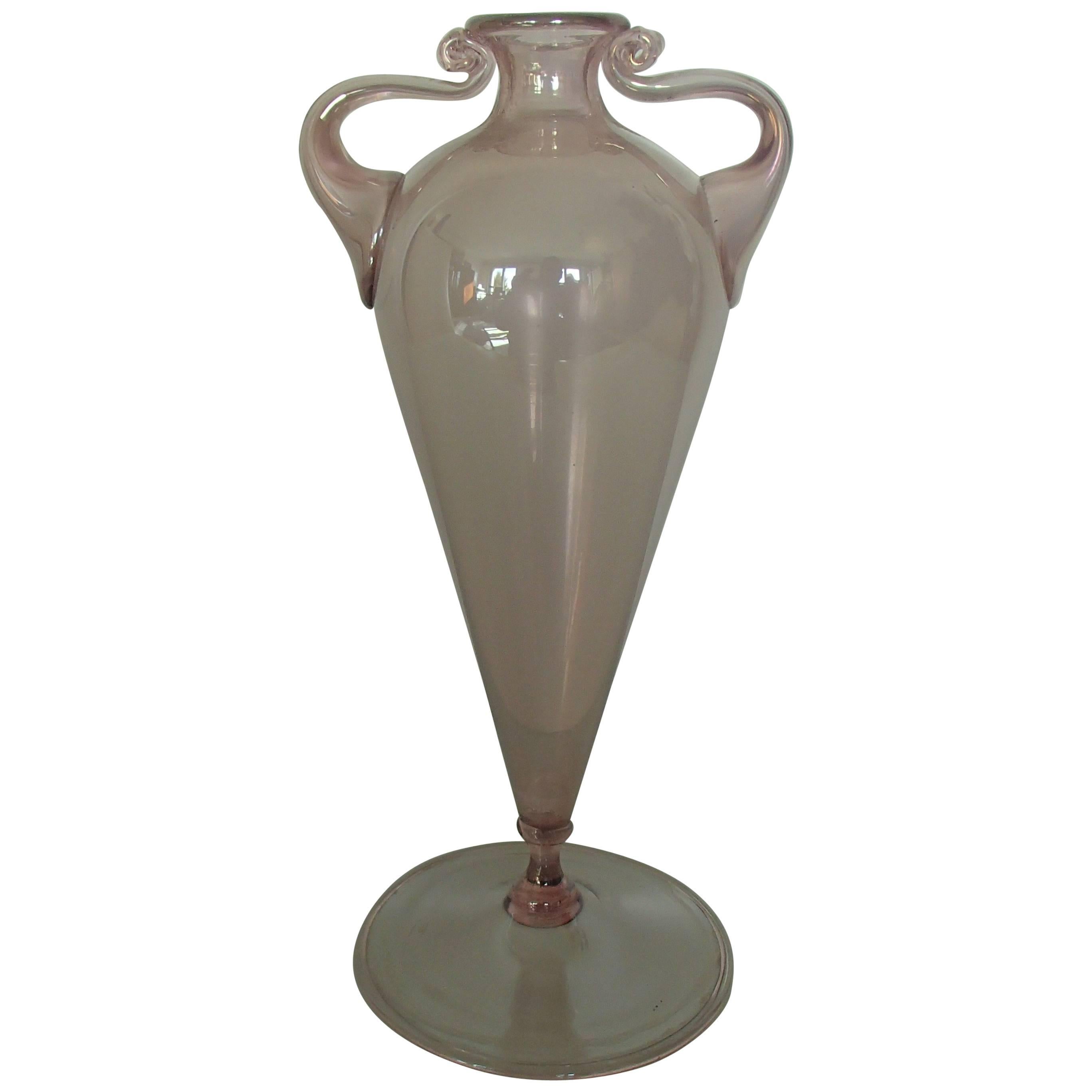 Petit vase lilas en forme d'Amphora en vente