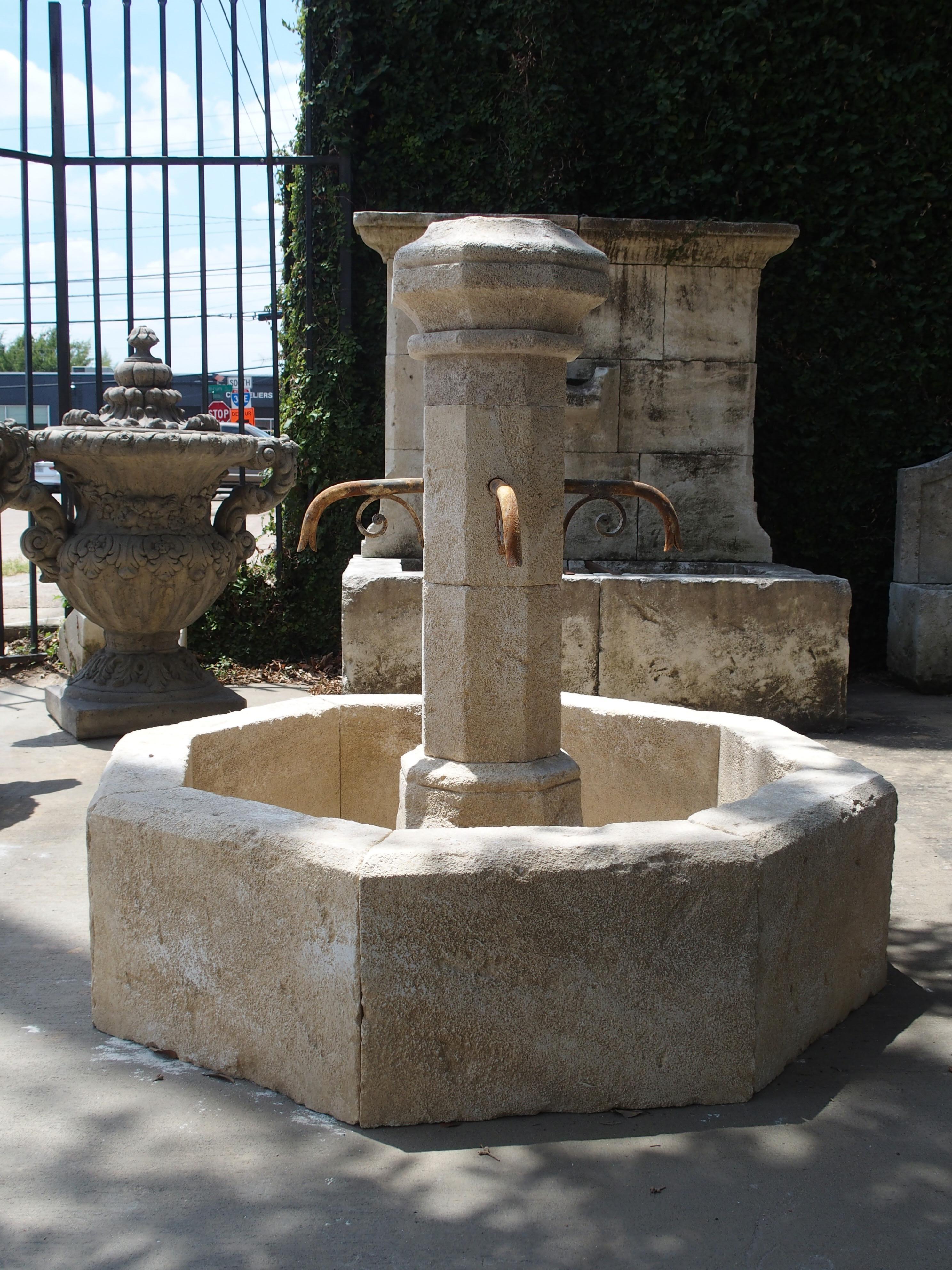 Kleiner zentraler Dorfbrunnen aus Kalkstein aus der Provence:: Frankreich (21. Jahrhundert und zeitgenössisch)