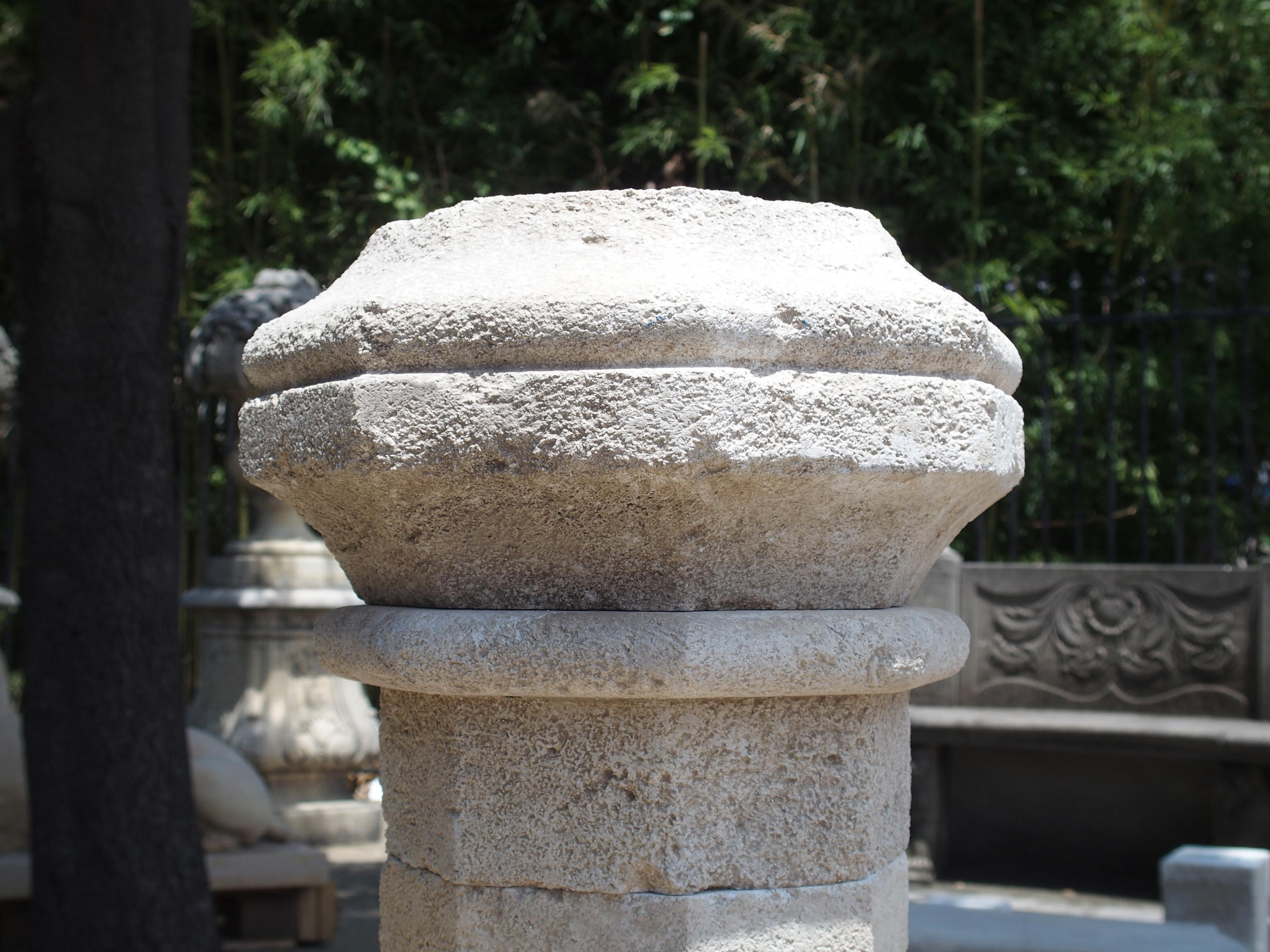 Kleiner zentraler Dorfbrunnen aus Kalkstein aus der Provence:: Frankreich 2