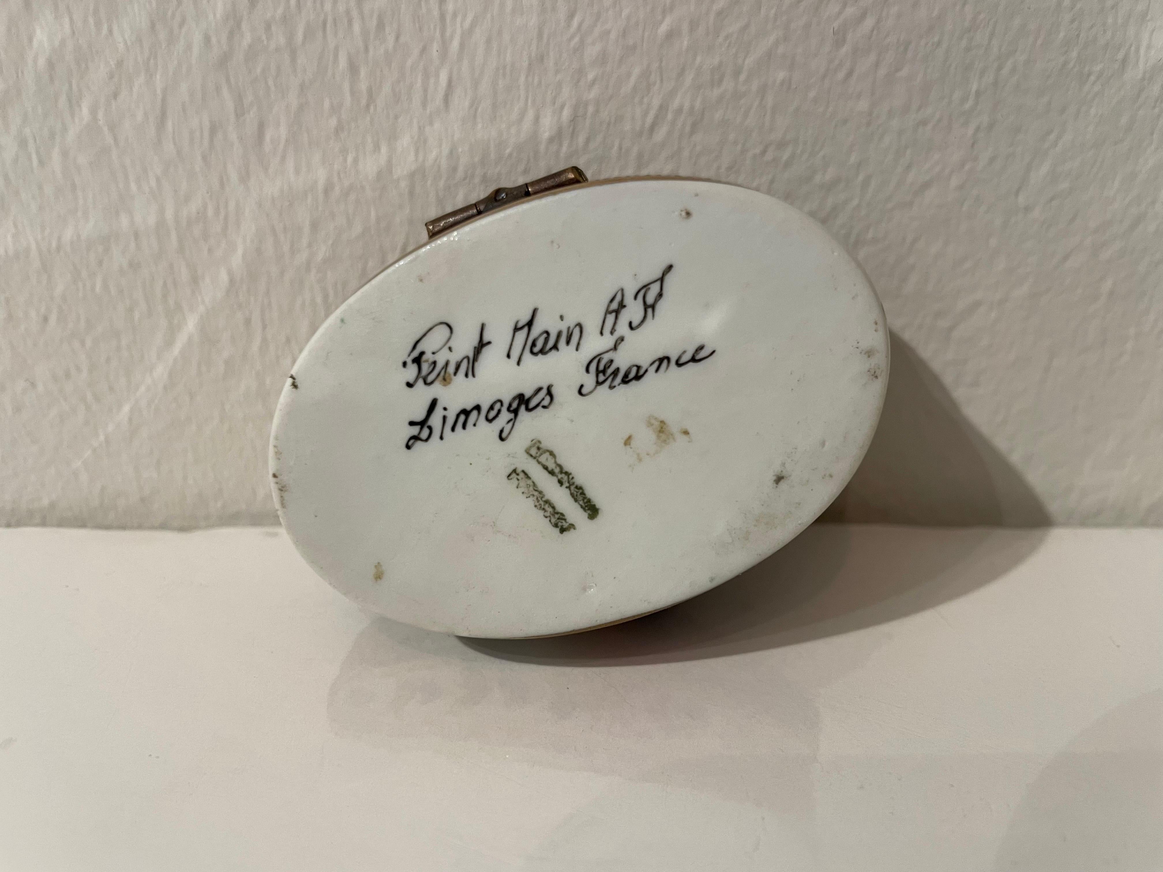 XX secolo Piccola scatola ovale in limoge con fiori dipinti a mano in vendita