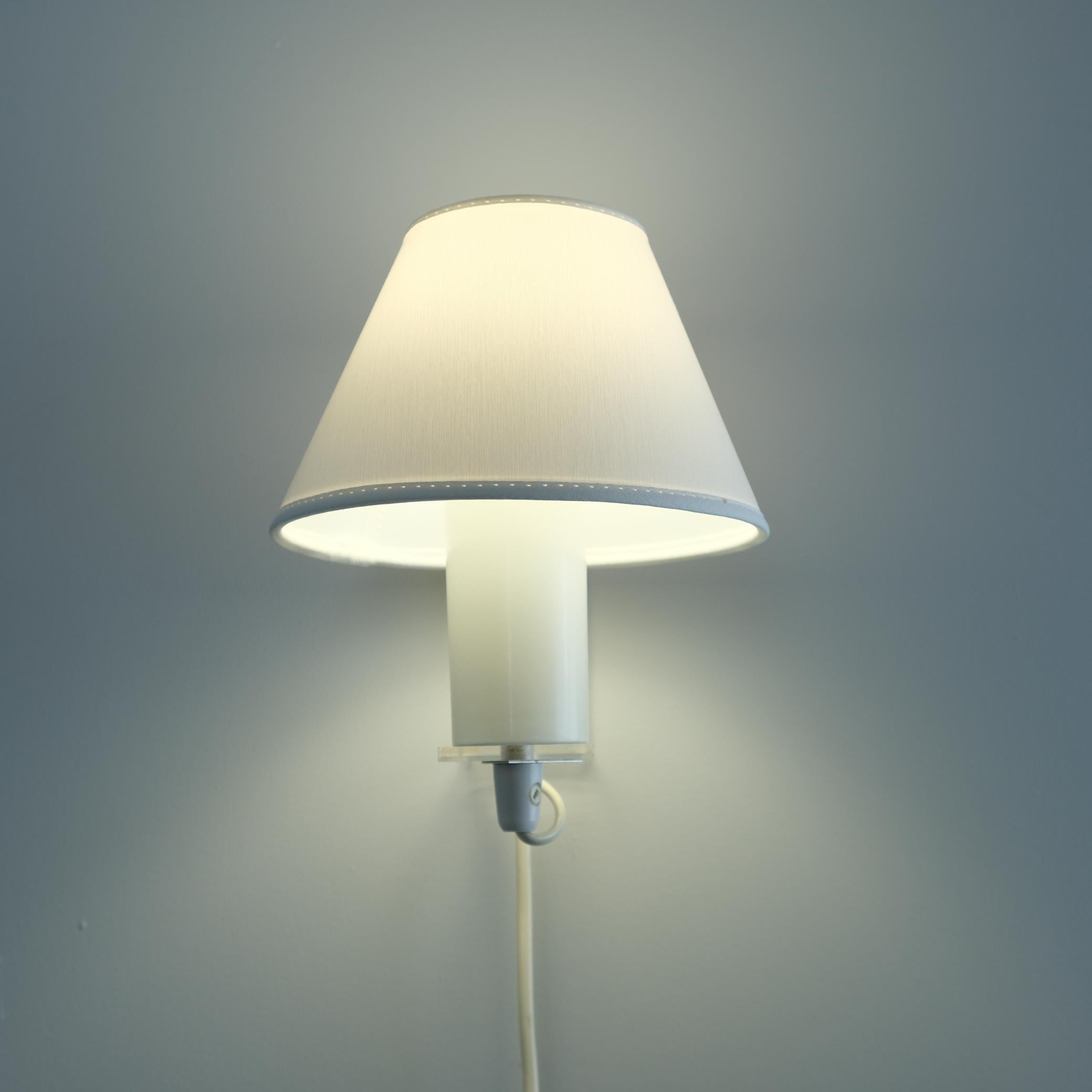 Kleine Lisa Johansson-Papé-Wandleuchte Model No. 54-425 in Weiß und Acryl, Orno 1960er Jahre im Angebot 4