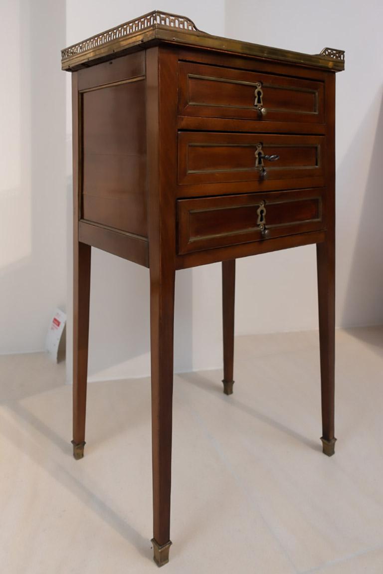 Small Liseuse Side Table Louis XVI French Mahogany and Fruitwood, 1780s In Good Condition For Sale In Mönchengladbach, NW