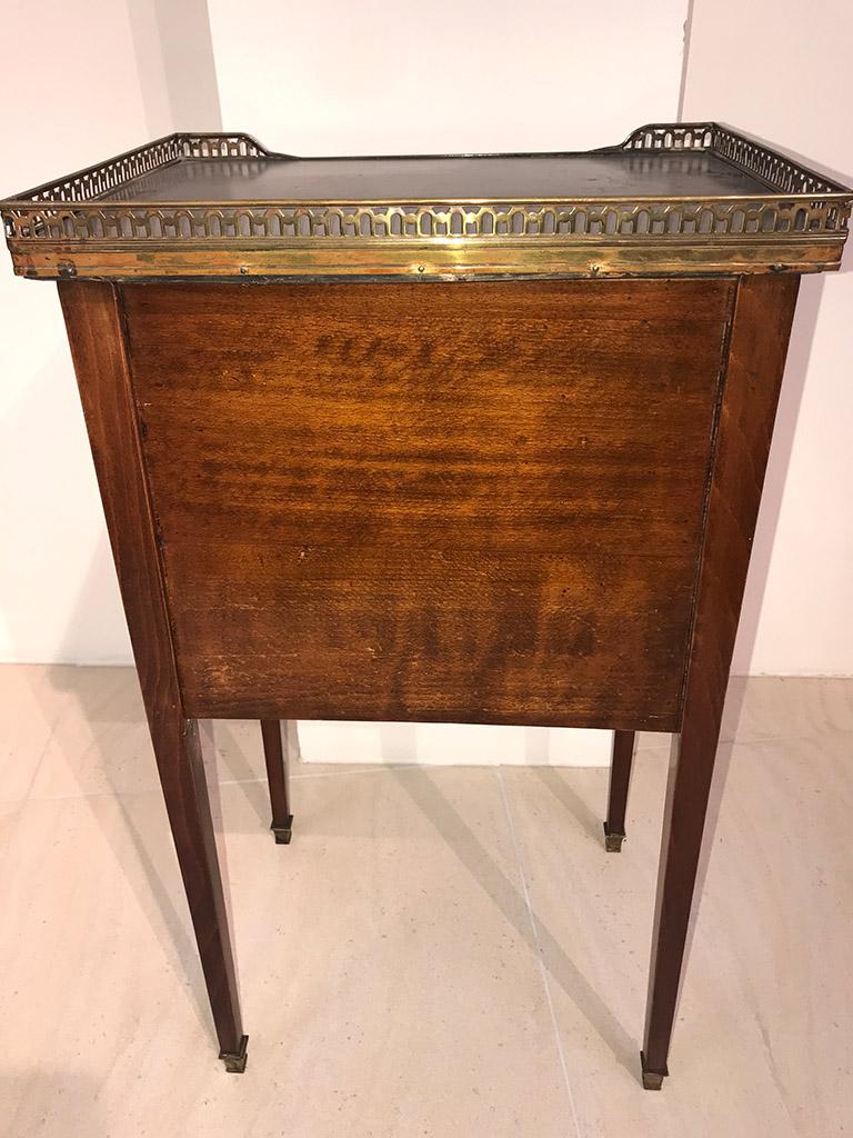 Petite table d'appoint Liseuse Louis XVI en acajou et bois fruitier, années 1780 en vente 1