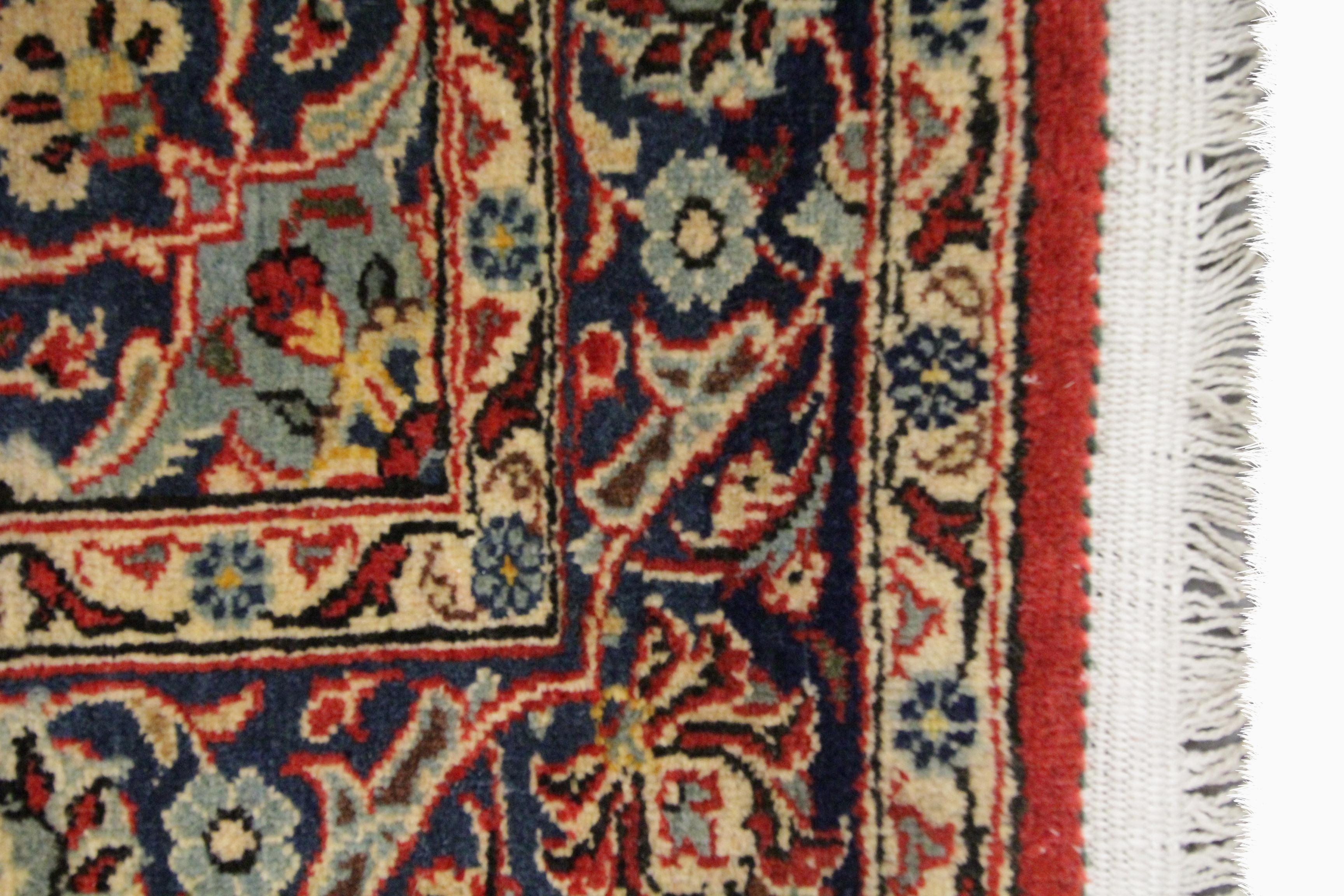 Traditioneller handgewebter roter Orientteppich aus Wolle für Wohnbereich im Angebot 3