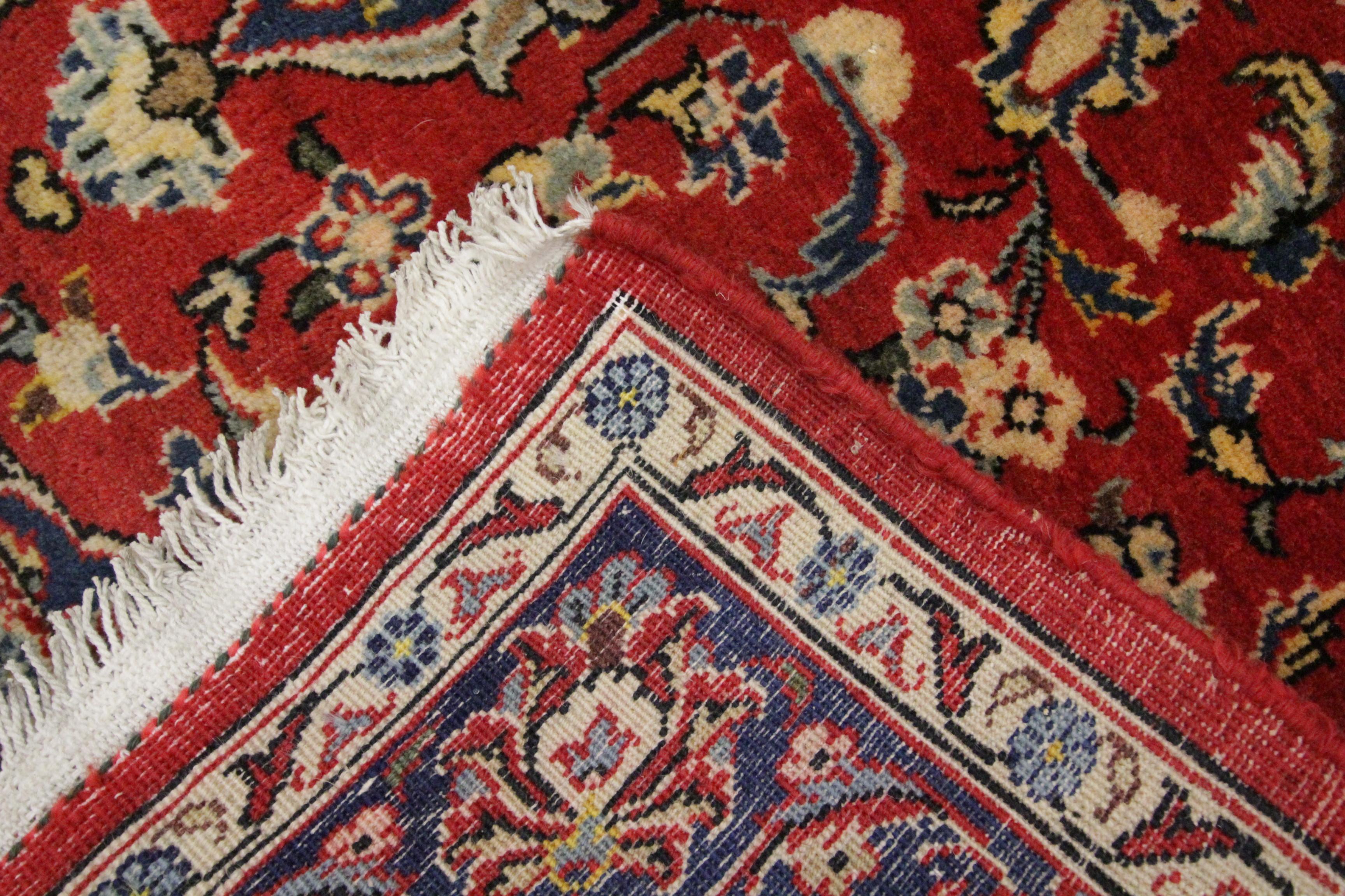 Small Living Area Rug Handwoven Red Oriental Wool Carpet Traditional In Excellent Condition For Sale In Hampshire, GB