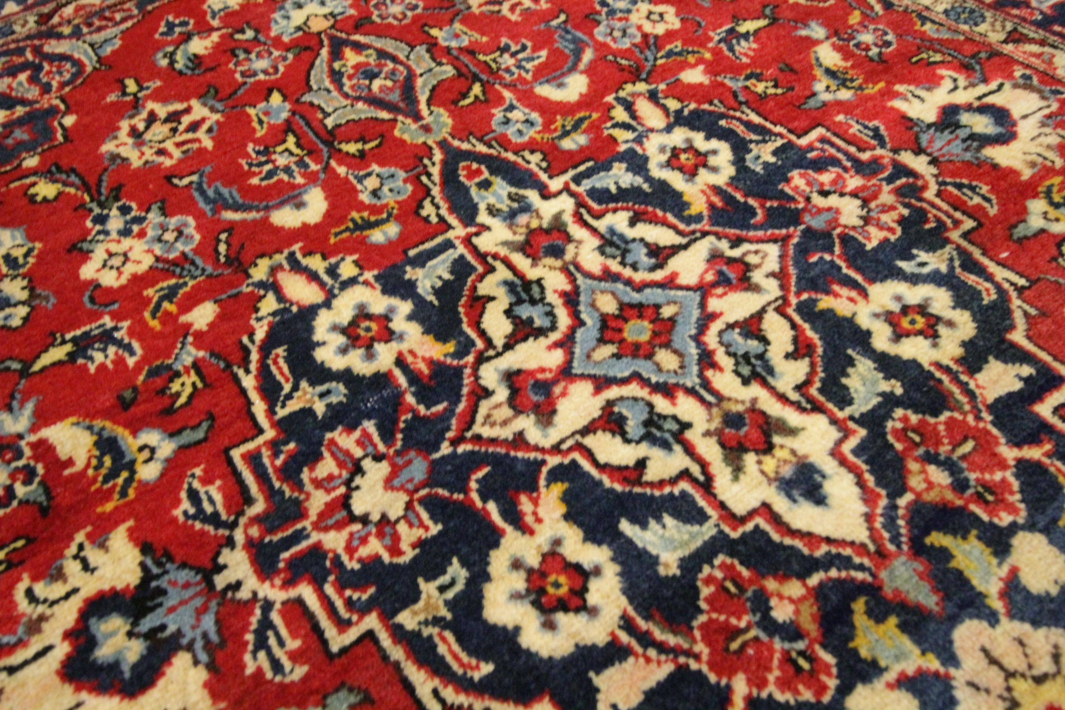 Traditioneller handgewebter roter Orientteppich aus Wolle für Wohnbereich im Angebot 2