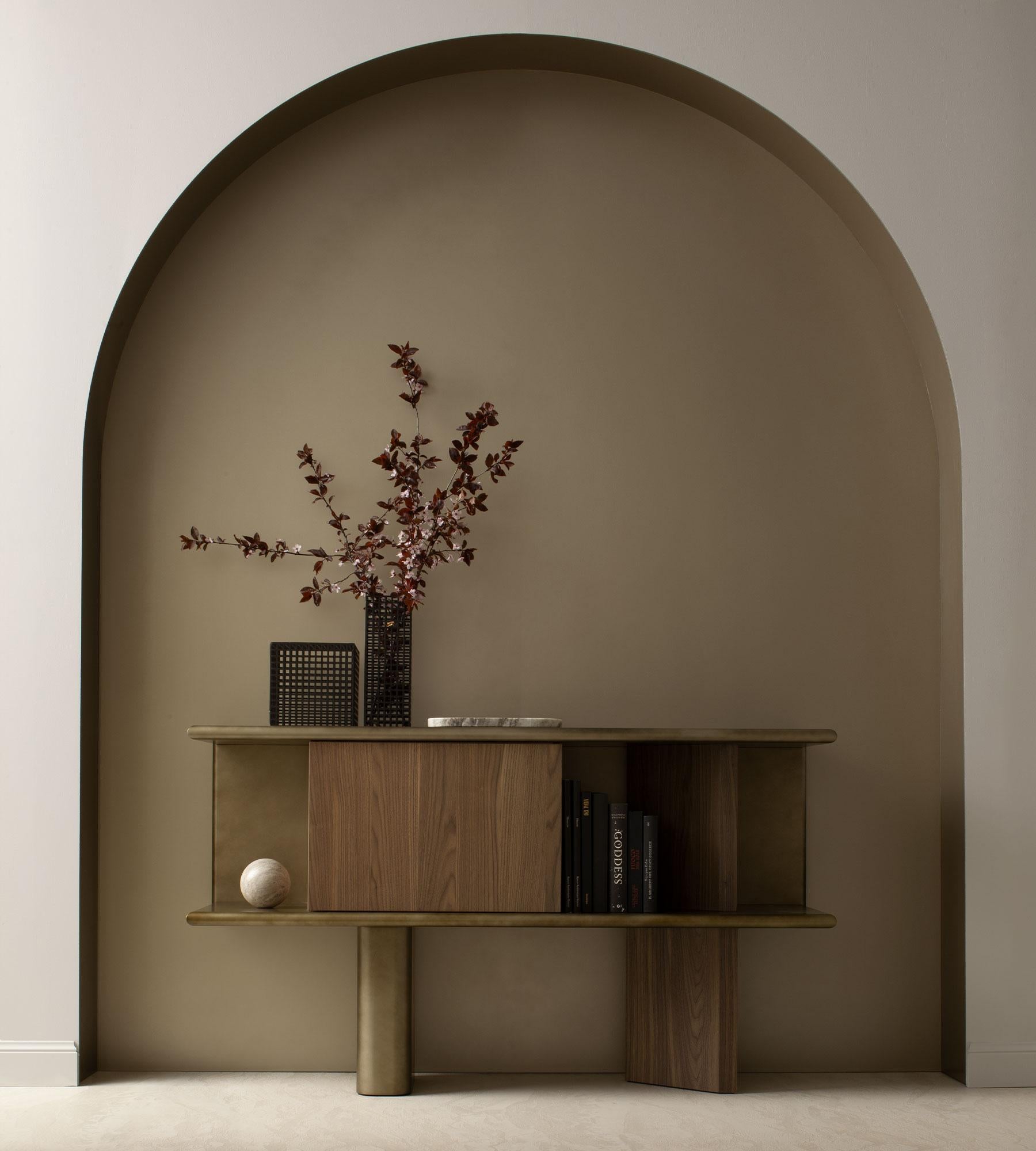 Cómoda Living Pequeña de Morica Design
Dimensiones: P 43 x An 140 x Al 80 cm.
Materiales: Madera lacada en bronce oxidado, madera de roble.

Disponible en madera de Nogal Canaletto, Roble Laguna y Roble. Póngase en contacto con nosotros.
Disponible