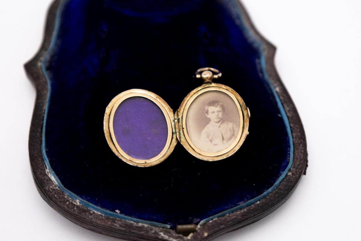 Old locket - sentimental medallion with onyx

A sentimental item, with a place for a photo of a loved one

Origin: probably Germany, late 19th century

Good condition, visible scratches resulting from the age of the item

Dimensions: 3x2cm

Weight