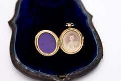 Small locket with onyx, sentimental medallion photo hide, end of XIX cent.