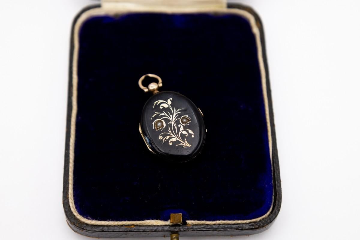 Victorian Small locket with onyx, sentimental medallion photo hide, end of XIX cent. For Sale