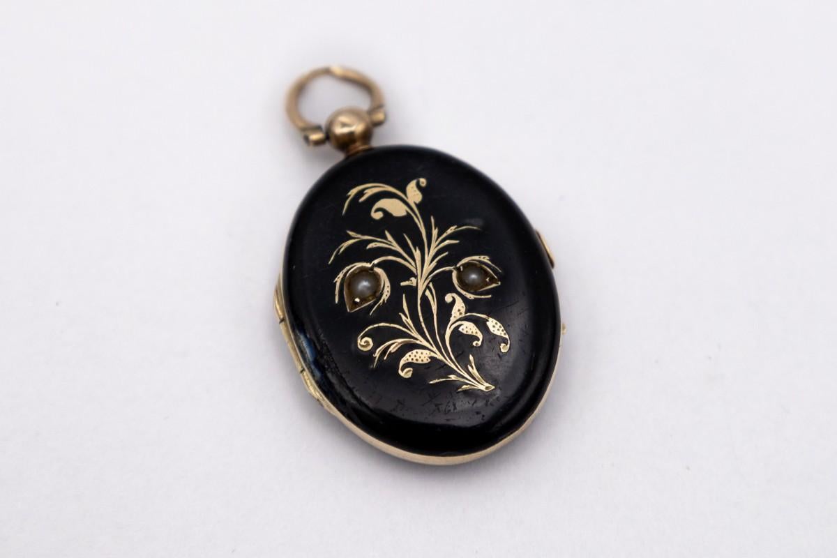Cabochon Small locket with onyx, sentimental medallion photo hide, end of XIX cent. For Sale