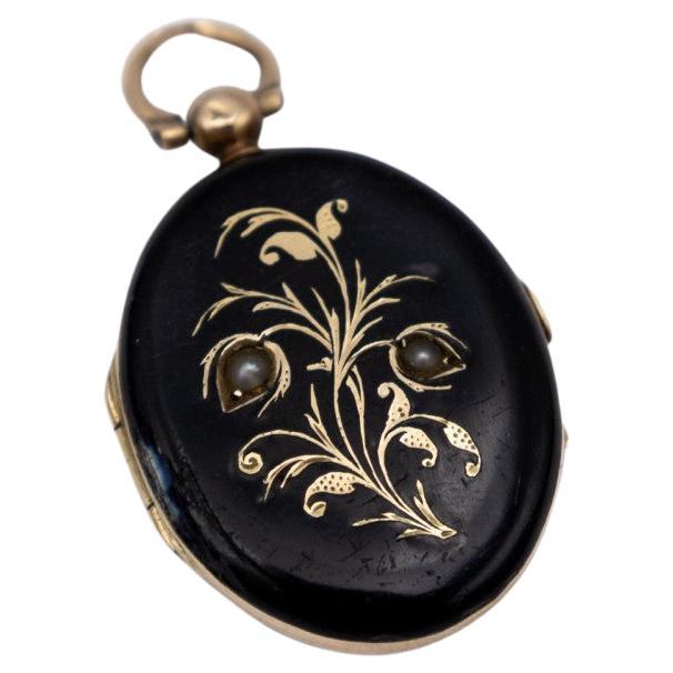 Small locket with onyx, sentimental medallion photo hide, end of XIX cent. For Sale