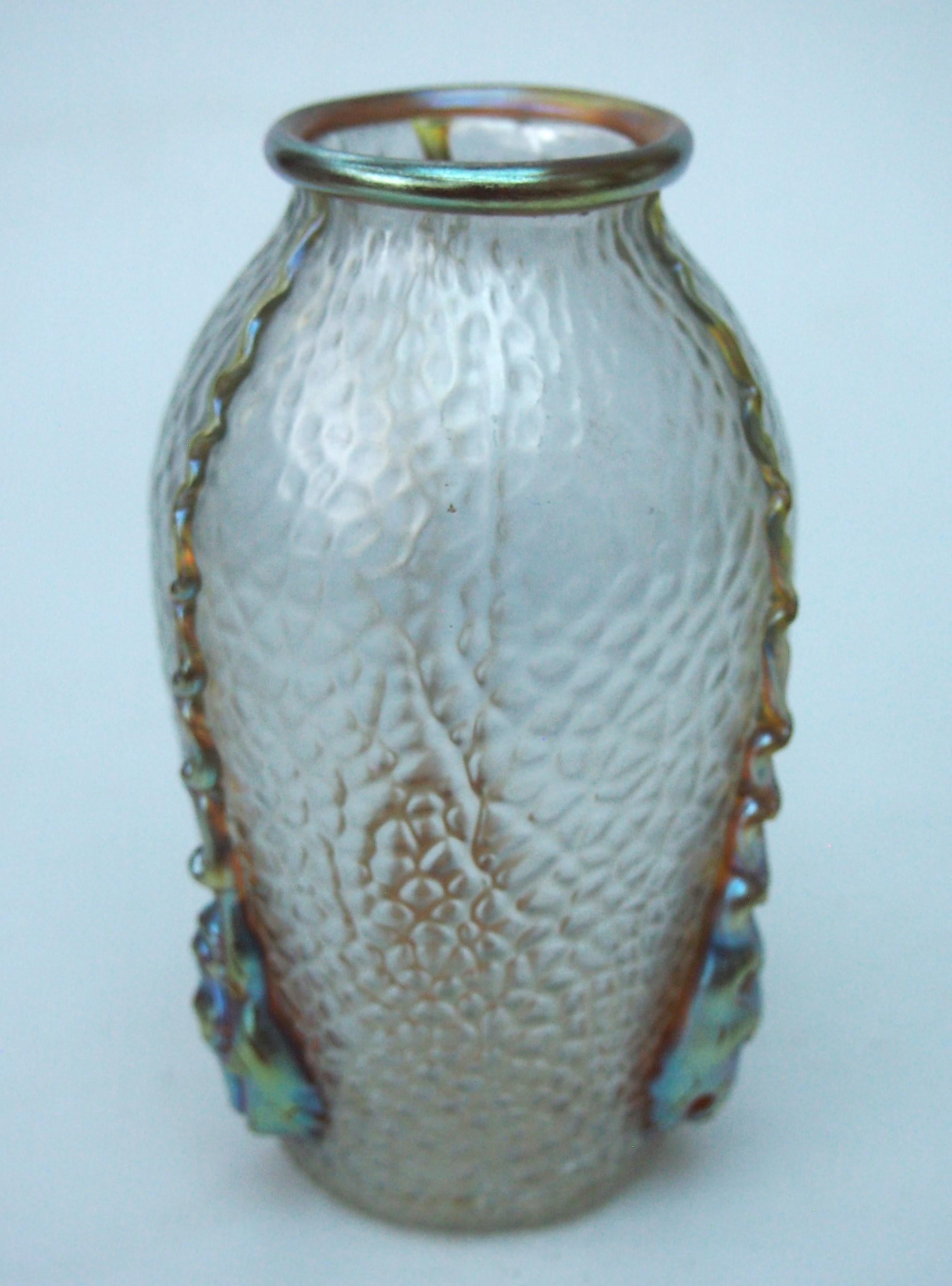 Ikonische kleine Glasvase von Loetz in Candia Martele mit goldenem Glasrand und vier langen, gedrehten, heiß aufgetragenen Kaulquappen, die an den Seiten herunterhängen - ein markantes und unverwechselbares Design namens Nautilus, das 1903 von Loetz