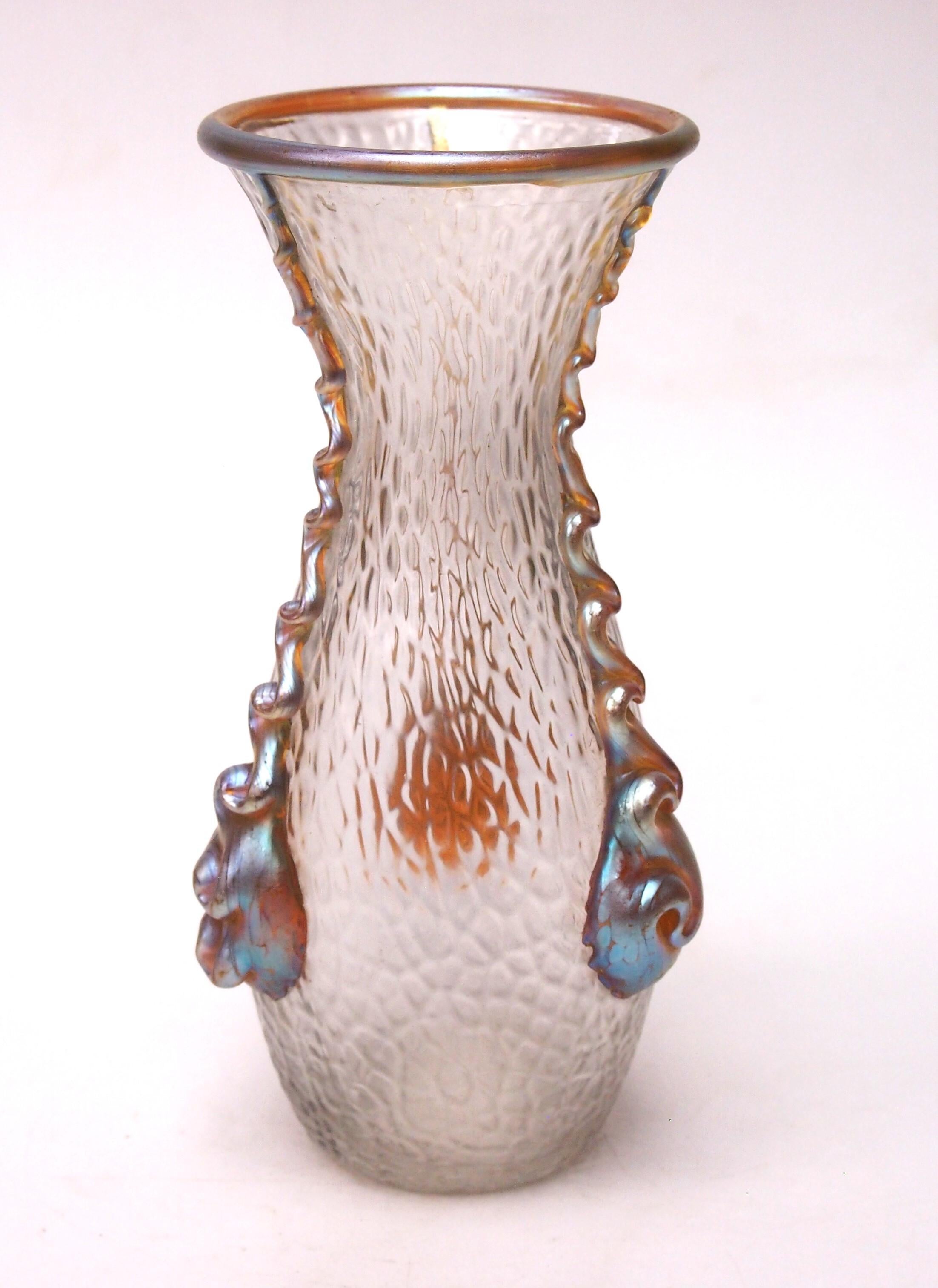 Eine ikonische kleine Glasvase von Loetz mit dem wichtigen Nautilus-Muster in der klassischen Candia Martele-Farbgebung mit goldenem Glasrand und drei langen, gedrehten, goldfarbenen Kaulquappen, die sich fast über die gesamten Seiten erstrecken -