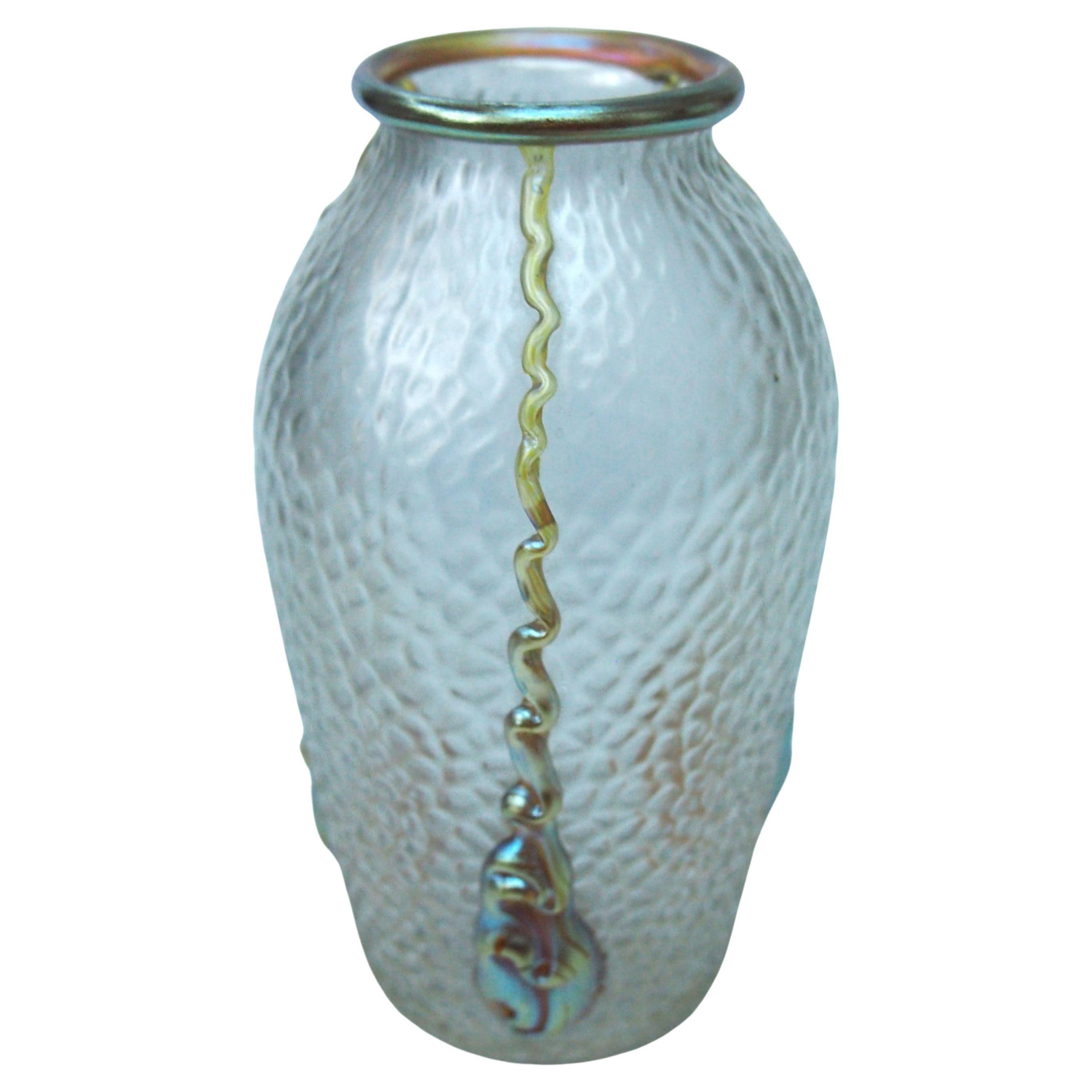 Petit vase en verre Nautilus Candia Martele c1903 bohémien 