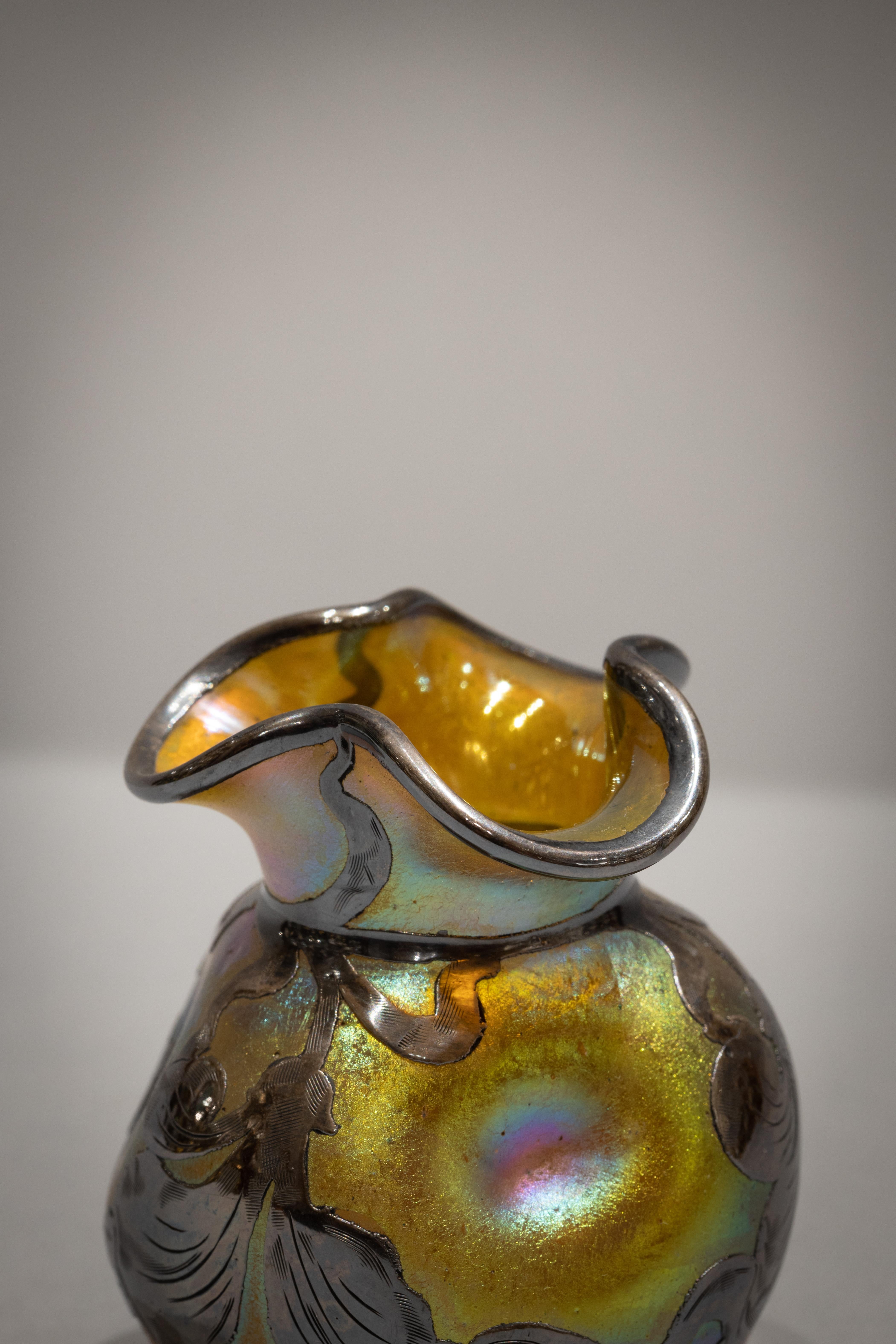 Austriaco Piccolo vaso Loetz in argento con sovrapposizione di ambra lucente, circa 1900 in vendita