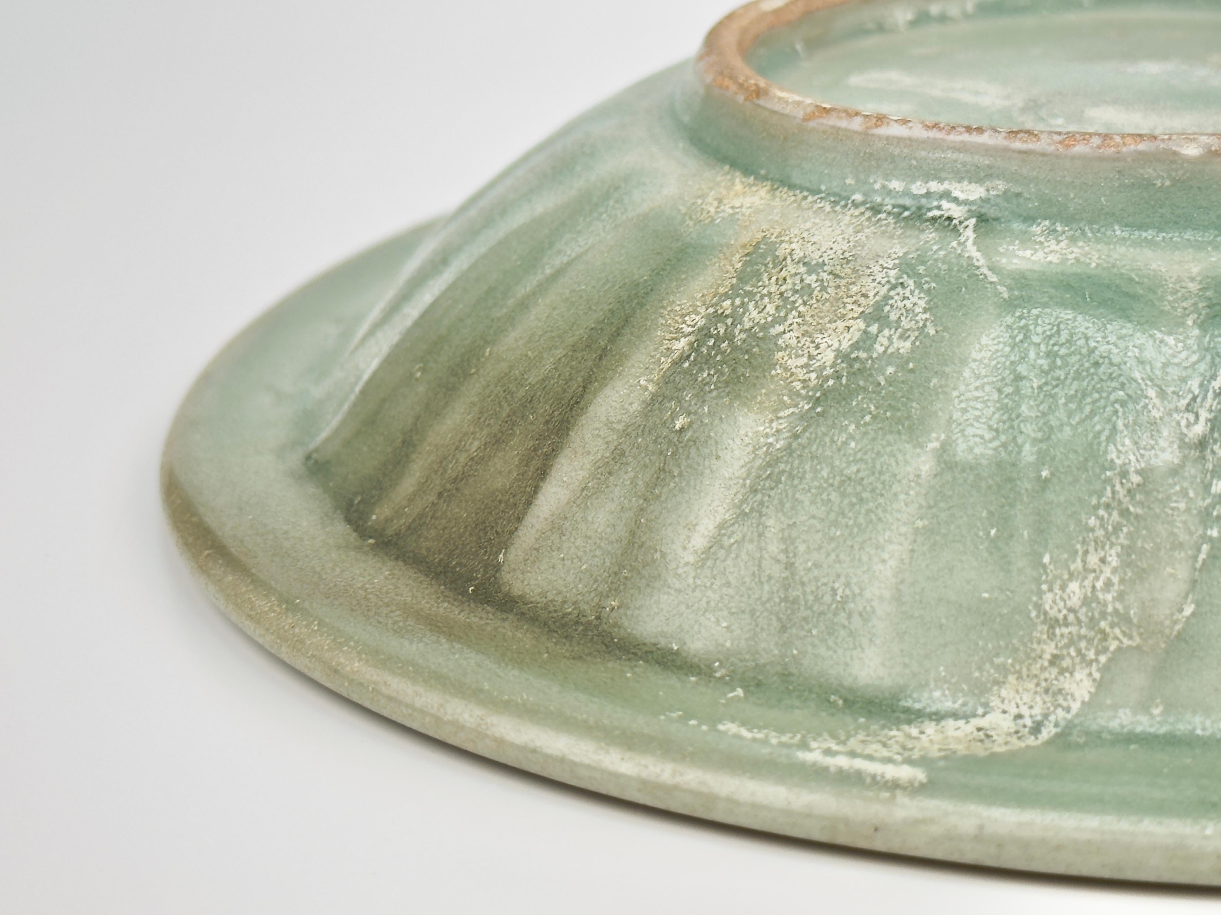 Piccolo piatto Longquan in celadon con pesce gemello, dinastia Song meridionale in vendita 4