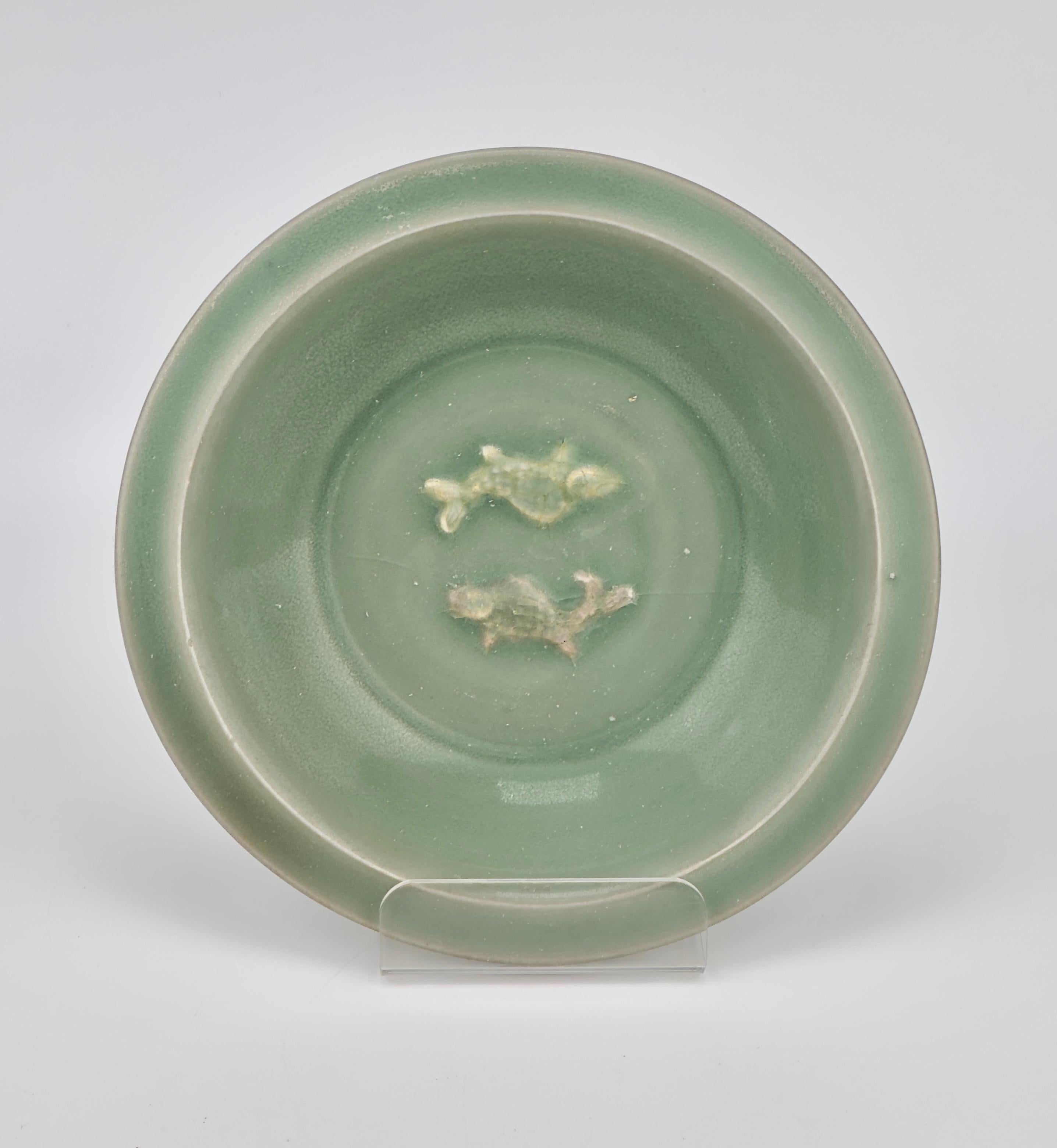 Piccolo piatto Longquan in celadon con pesce gemello, dinastia Song meridionale in vendita 9