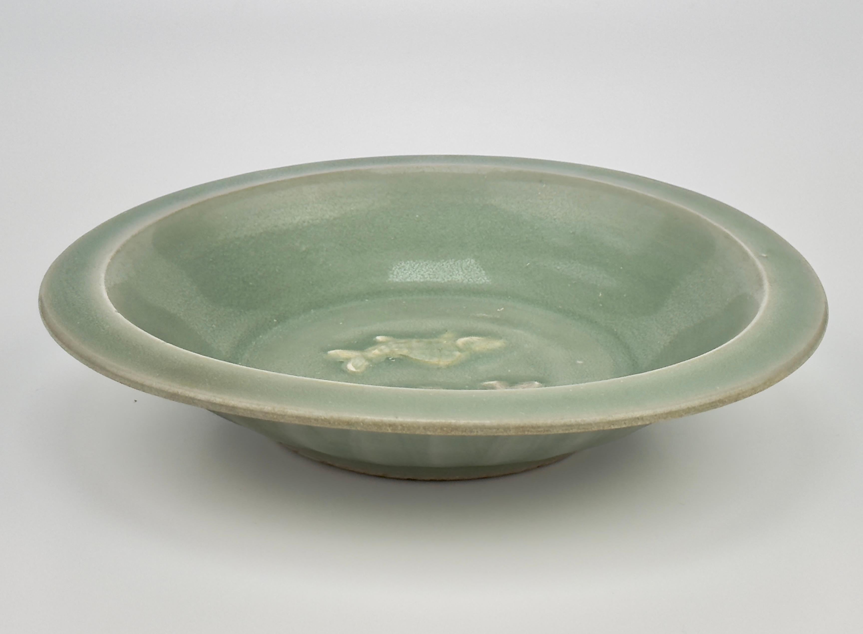 Smaltato Piccolo piatto Longquan in celadon con pesce gemello, dinastia Song meridionale in vendita