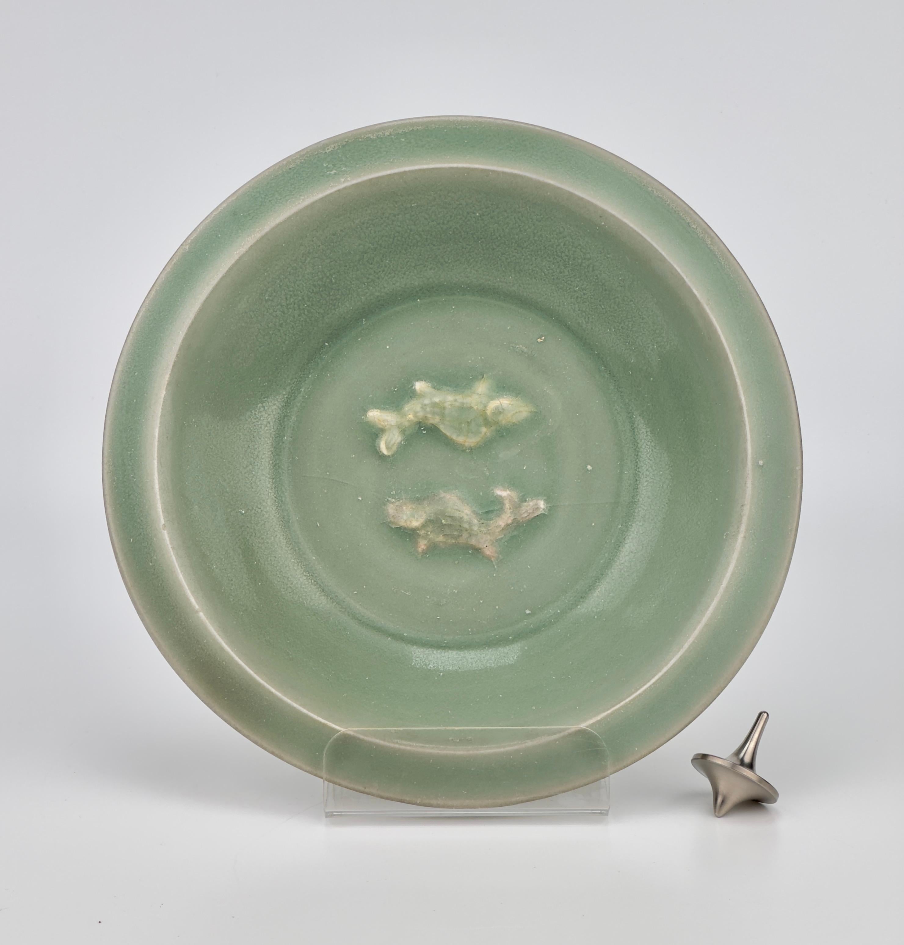 Small Longquan Celadon 'Twin Fish' Dish, Southern Song Dynasty In Good Condition For Sale In seoul, KR
