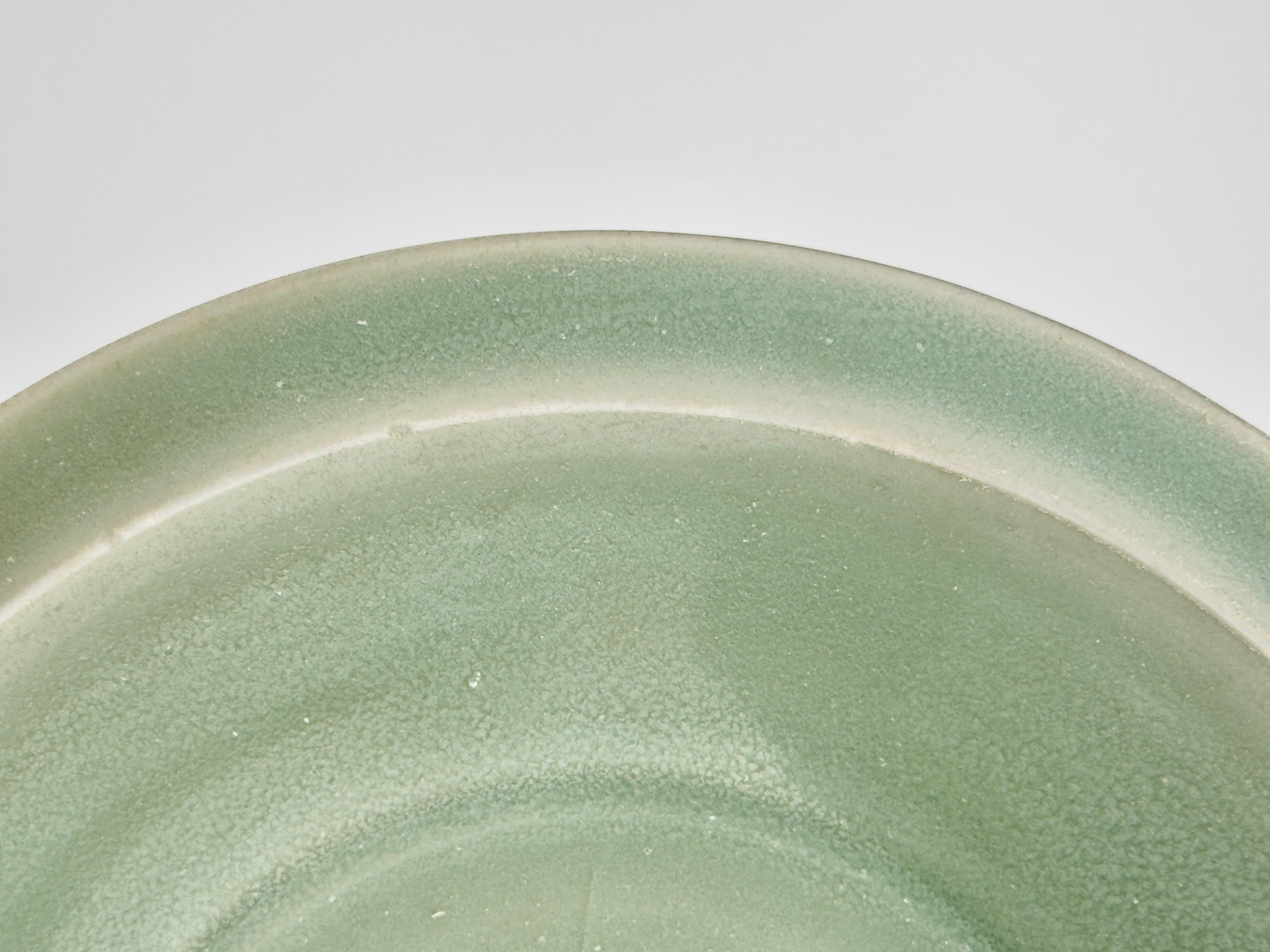 Piccolo piatto Longquan in celadon con pesce gemello, dinastia Song meridionale in vendita 1