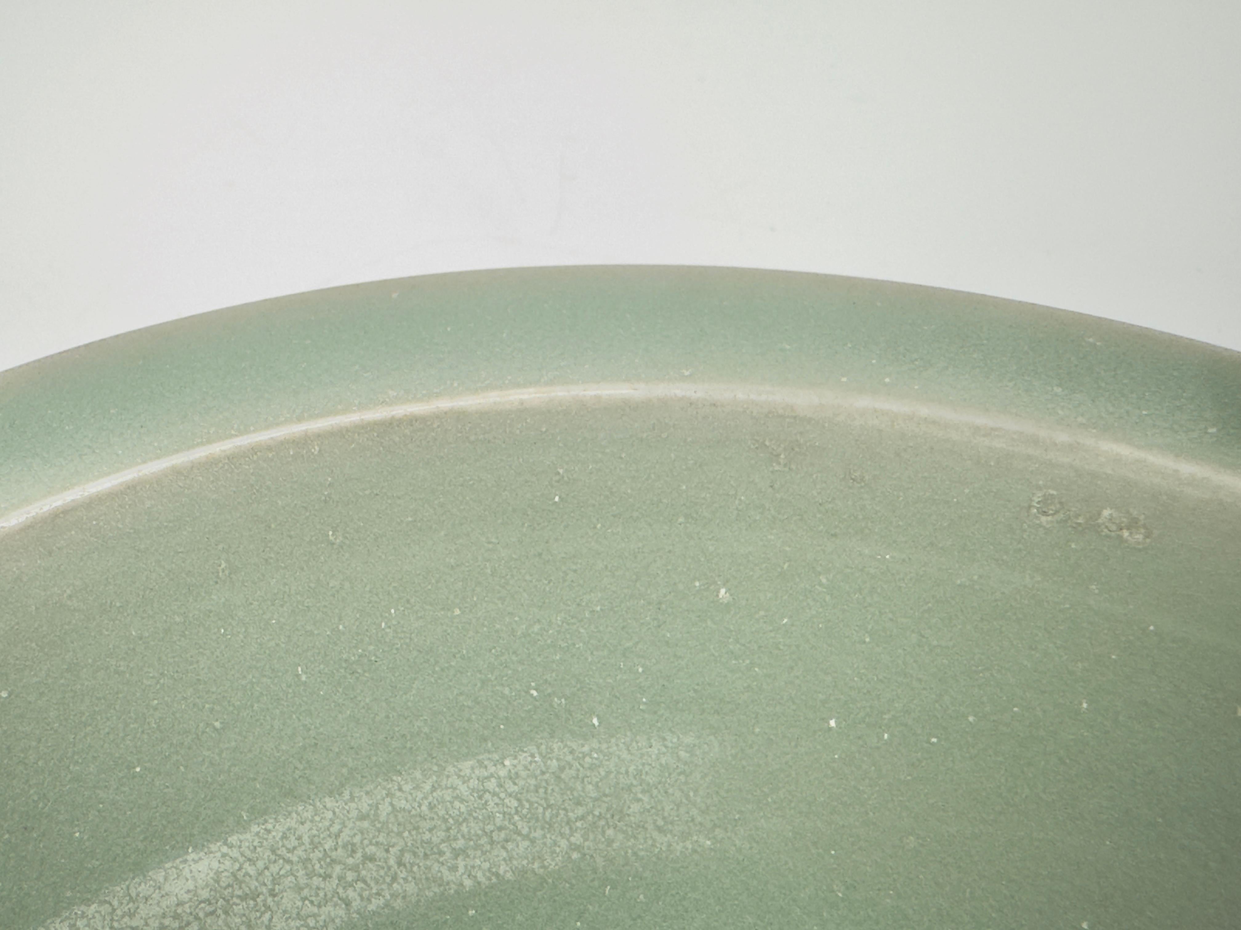 Piccolo piatto Longquan in celadon con pesce gemello, dinastia Song meridionale in vendita 2