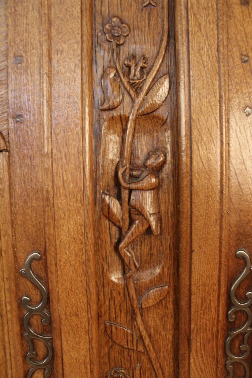 Kleiner lothringischer Kleiderschrank Anfang des 19. Jahrhunderts in Eiche hell, Region Ulme im Angebot 3