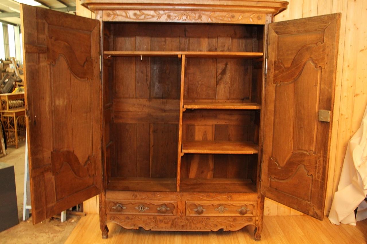 Kleiner lothringischer Kleiderschrank Anfang des 19. Jahrhunderts in Eiche hell, Region Ulme im Angebot 4