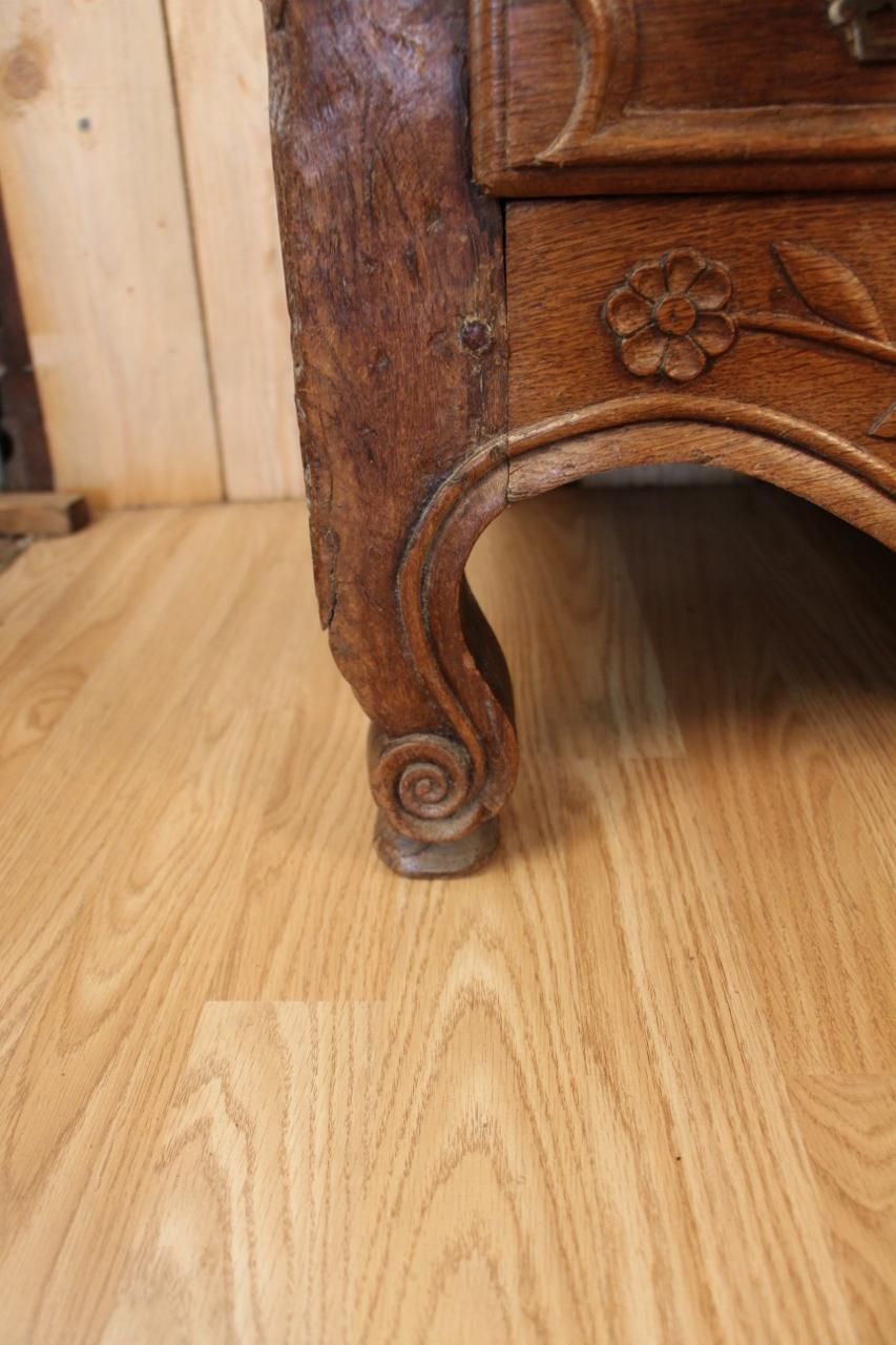 Kleiner lothringischer Kleiderschrank Anfang des 19. Jahrhunderts in Eiche hell, Region Ulme im Angebot 5