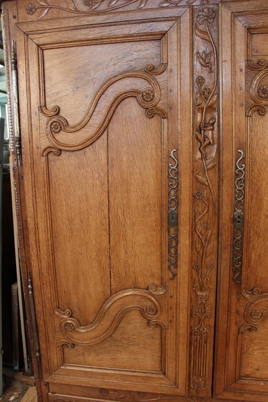 Kleiner lothringischer Kleiderschrank Anfang des 19. Jahrhunderts in Eiche hell, Region Ulme (Französisch) im Angebot