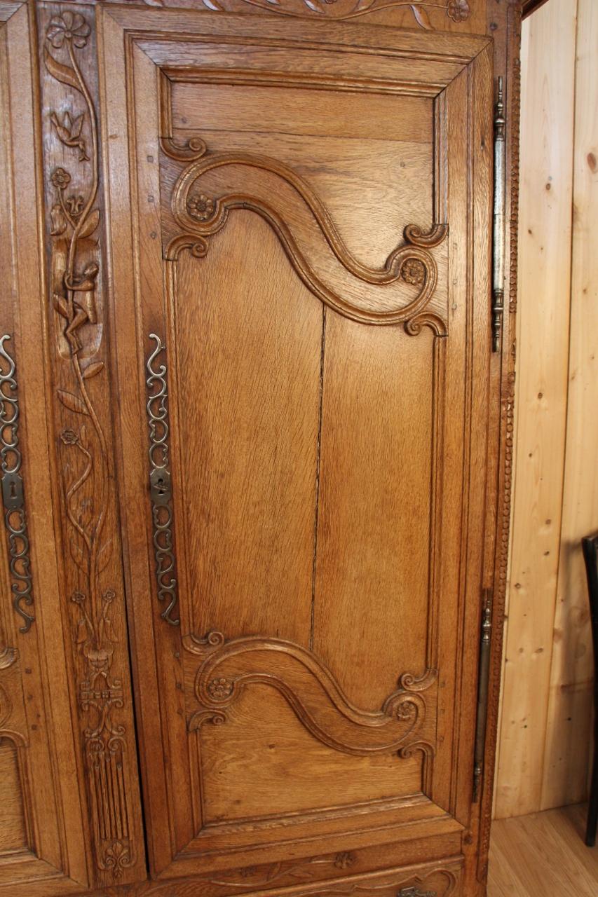 Kleiner lothringischer Kleiderschrank Anfang des 19. Jahrhunderts in Eiche hell, Region Ulme im Zustand „Gut“ im Angebot in Charmes, FR