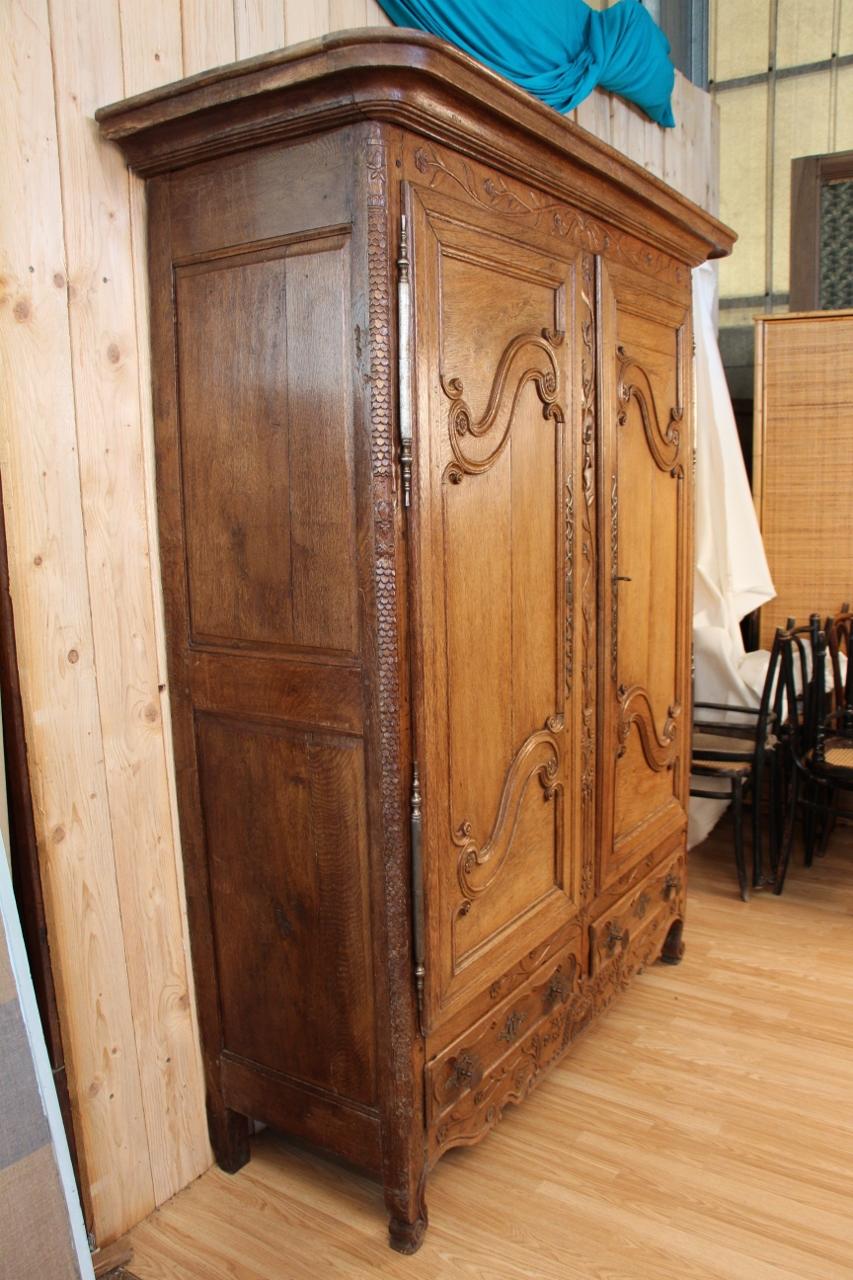 Kleiner lothringischer Kleiderschrank Anfang des 19. Jahrhunderts in Eiche hell, Region Ulme (18. Jahrhundert) im Angebot
