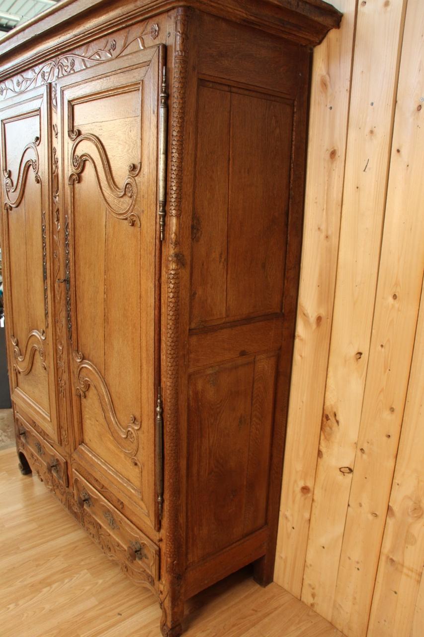 Kleiner lothringischer Kleiderschrank Anfang des 19. Jahrhunderts in Eiche hell, Region Ulme (Holz) im Angebot