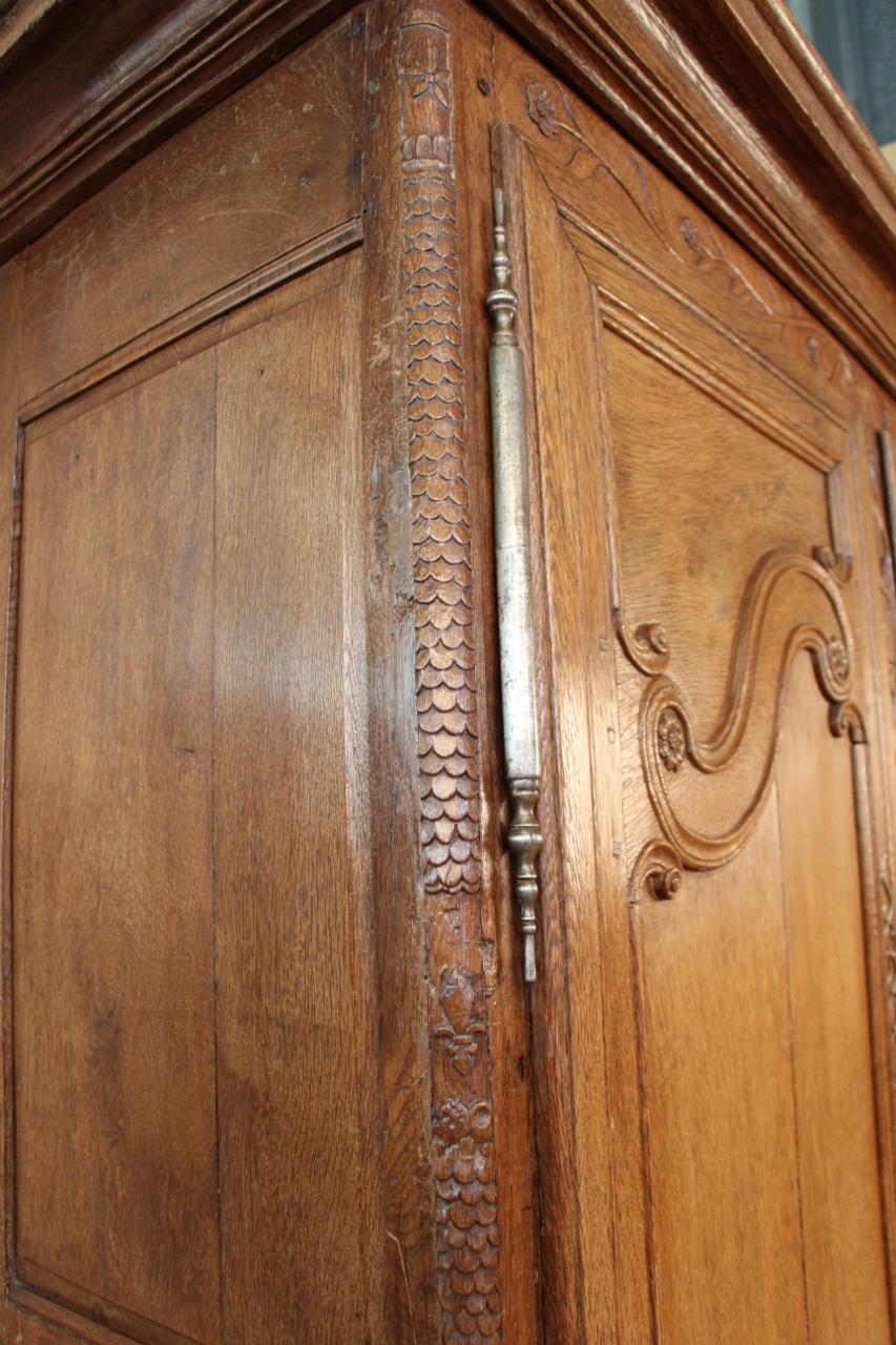 Kleiner lothringischer Kleiderschrank Anfang des 19. Jahrhunderts in Eiche hell, Region Ulme im Angebot 1