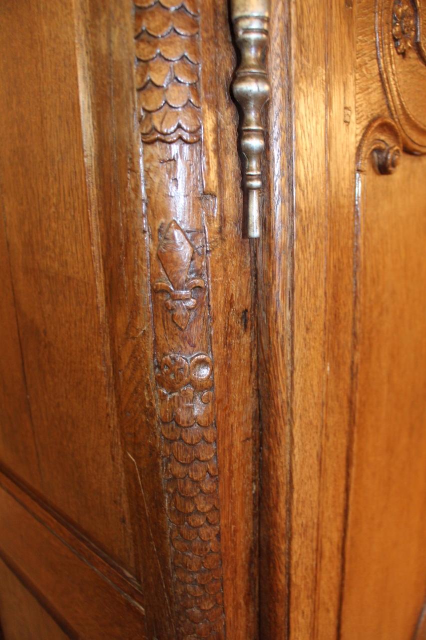 Kleiner lothringischer Kleiderschrank Anfang des 19. Jahrhunderts in Eiche hell, Region Ulme im Angebot 2