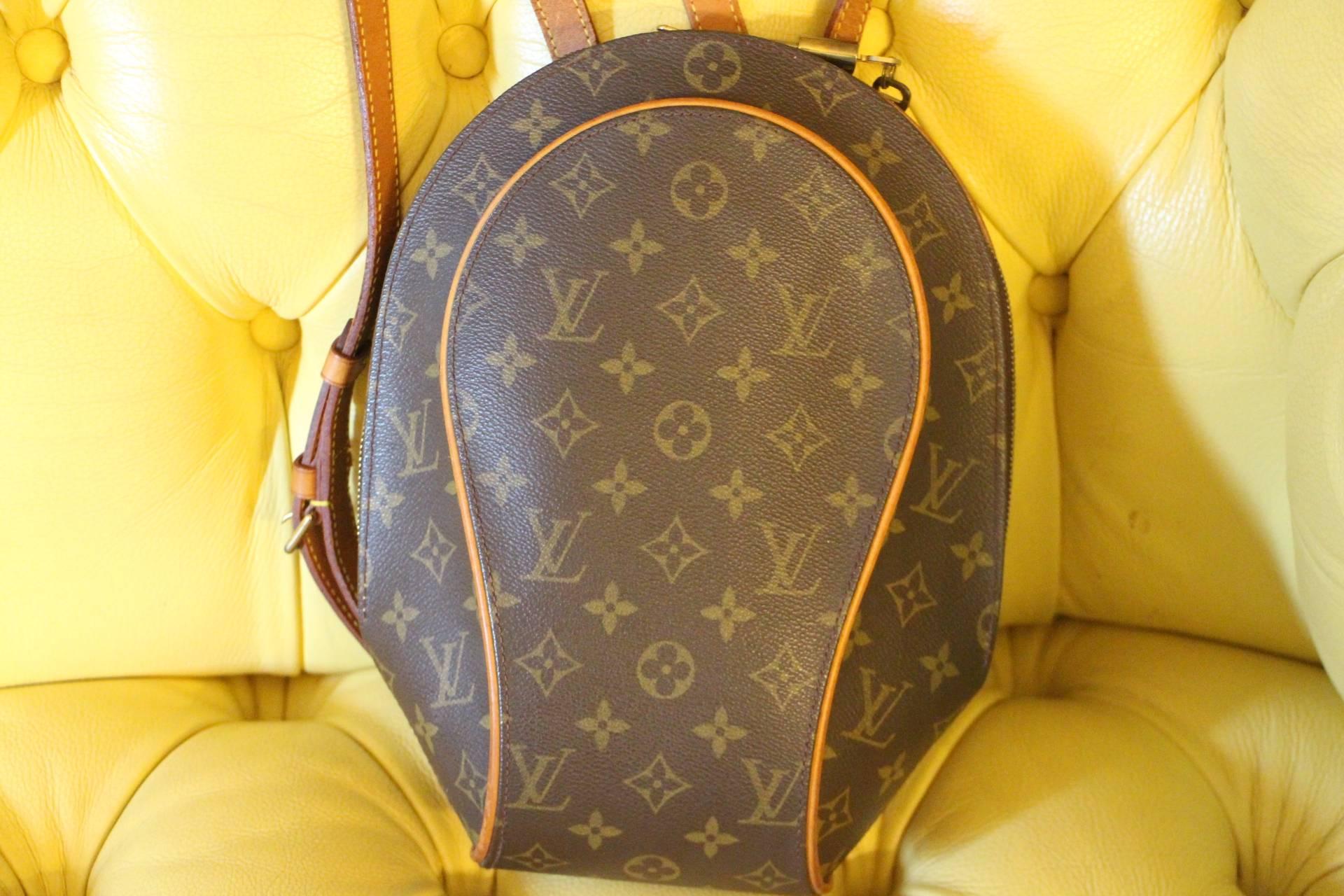 This very nice backpack bag features monogramm canvas, cowhide leather trim and a sturdy pair of cowhide leather adjustable long shoulder straps and polished brass hardware. The wrap around zipper opens to a woven lining interior with a pocket. This