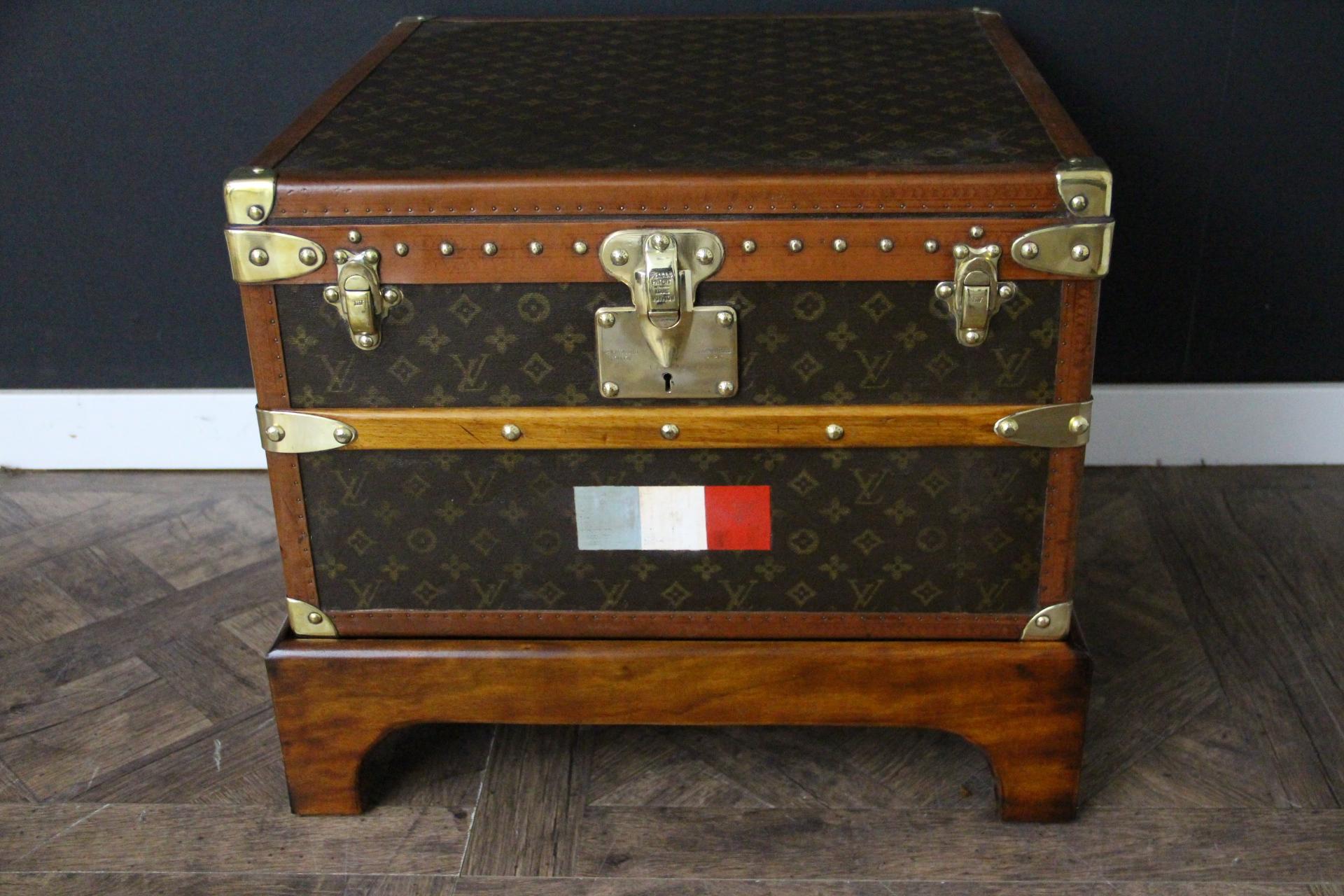 Questo delizioso baule a vapore Louis Vuitton è caratterizzato da un monogramma stencil dipinto a mano, finiture in lozine color miele, angoli e serrature in ottone massiccio e maniglie laterali in pelle. I lucchetti, le chiusure e le borchie in