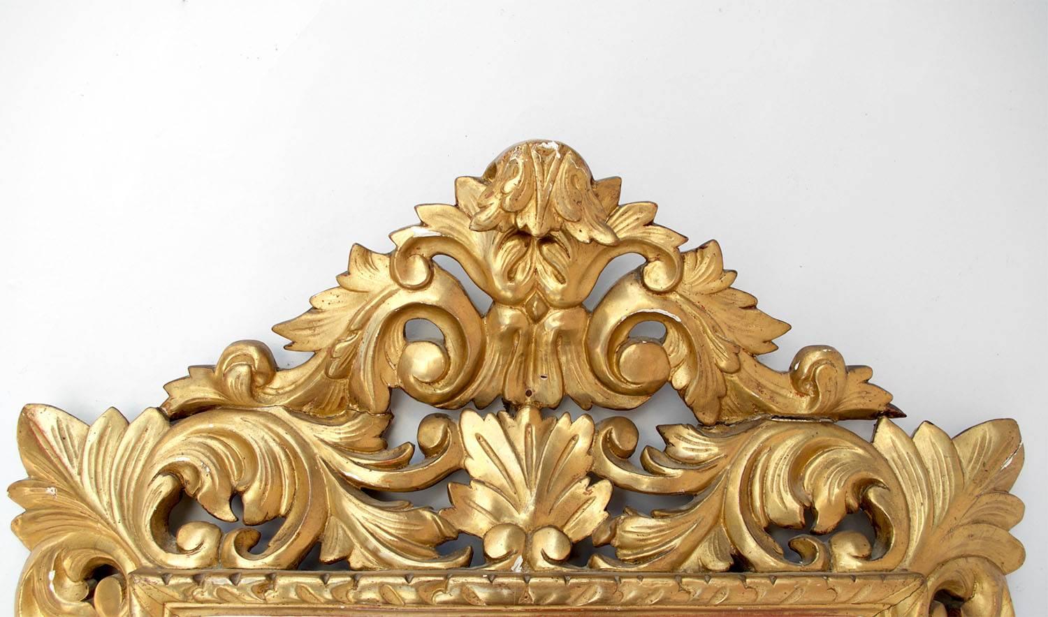 Small rectangular carved and giltwood beveled mirror, Louis XIII style model with a fronton. Decorated with acanthus leaves and swirls.
Work from the late 19th century, circa 1870.
Very good condition, some visible marks. Wear consistent with use