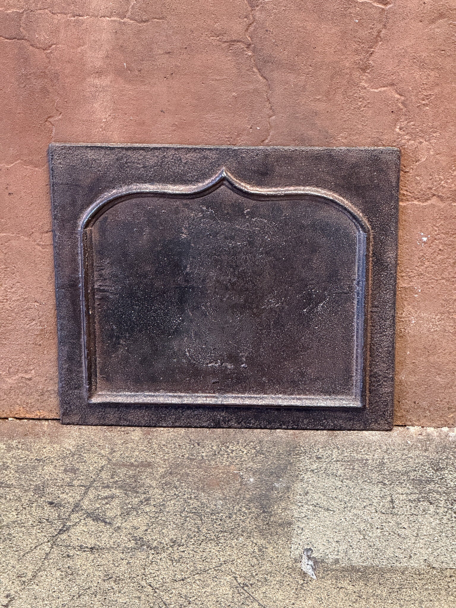Caminetto francese del periodo Luigi XV del XVIII secolo con decorazione Luigi XV.

Lo schienale è in ghisa e presenta una patina marrone naturale. Su richiesta, può essere realizzato in nero/bianco con lucidatura a fuoco senza costi aggiuntivi. È