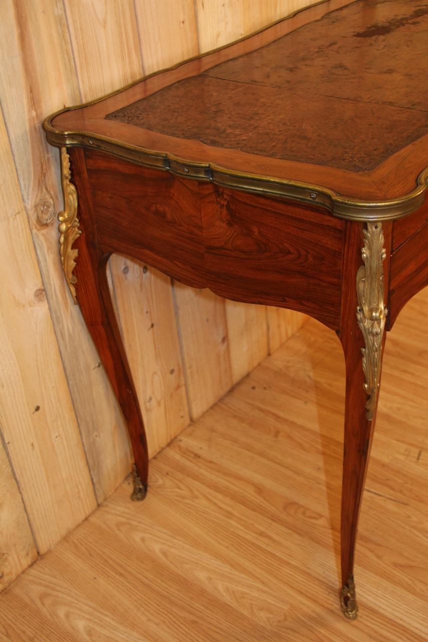 Schreibtisch aus der Louis XV.-Periode von Command (Holz) im Angebot