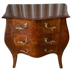 Pequeña cómoda de tres cajones de madera de burl estilo Luis XV