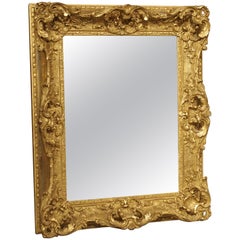 Petit miroir de style Louis XV en bois et composite doré de France