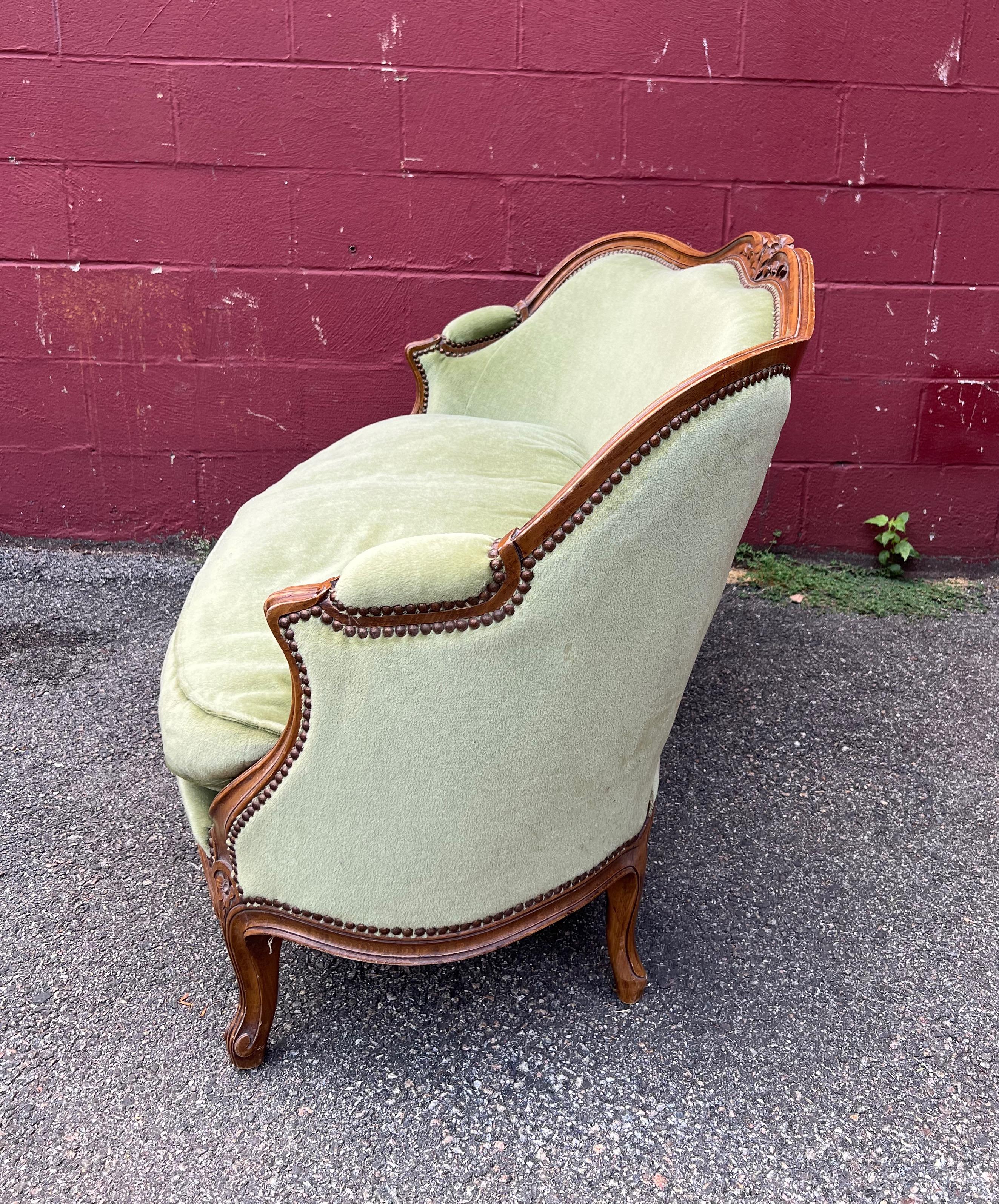 Small Louis XV Style Sette and Matching Pair of Armchairs in Green Velvet In Good Condition In Buchanan, NY