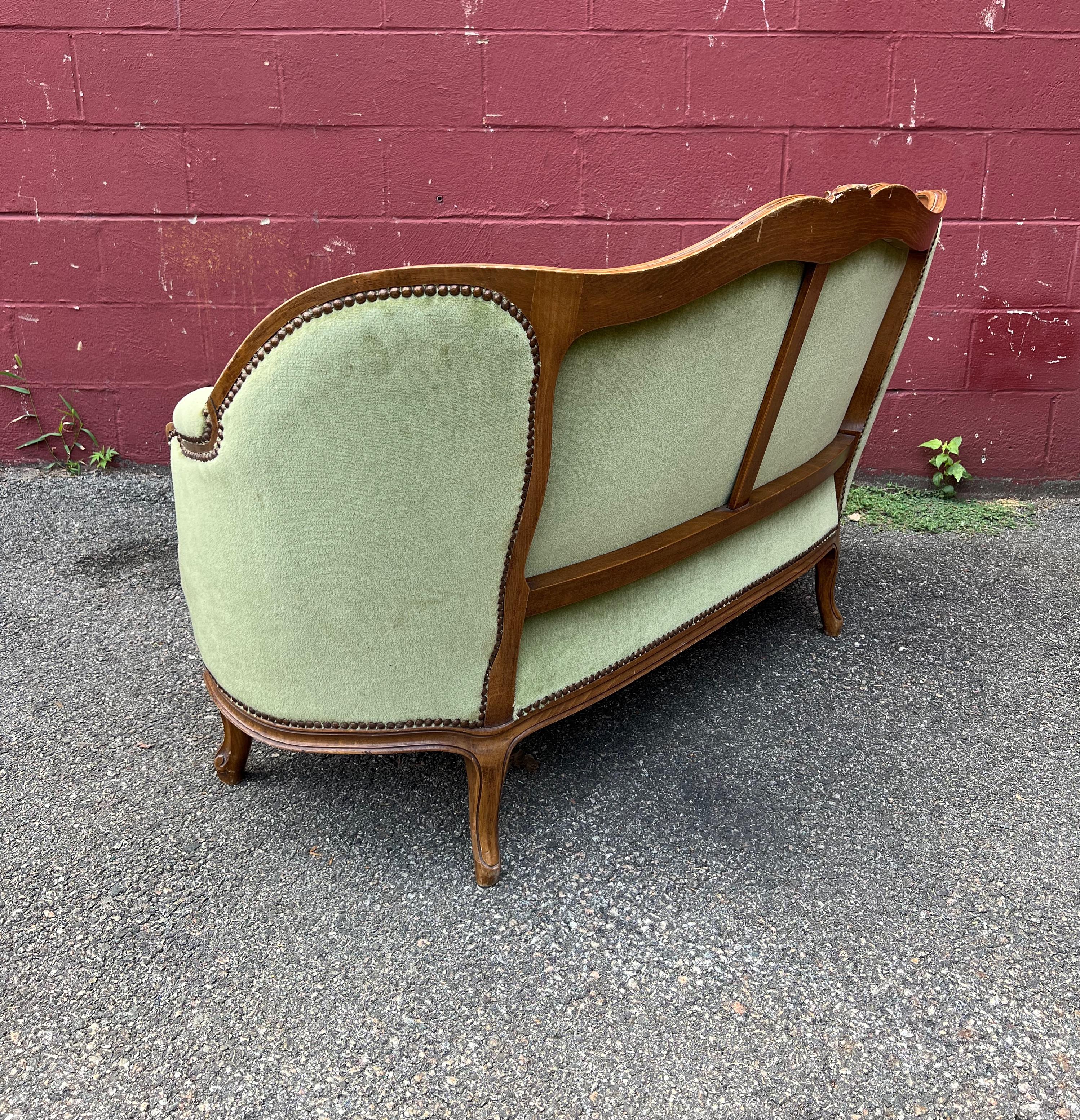 Small Louis XV Style Sette and Matching Pair of Armchairs in Green Velvet In Good Condition In Buchanan, NY