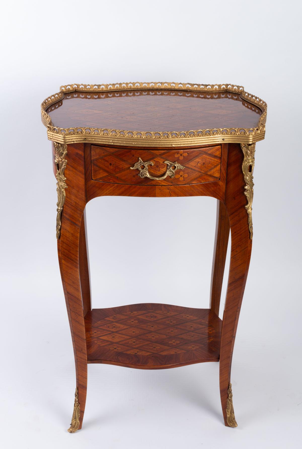 Small Louis XV style table in rosewood and rosewood marquetry.
Parisian work, circa 1920.
Measures: H 68.5 cm, W 44 cm, D 32 cm.