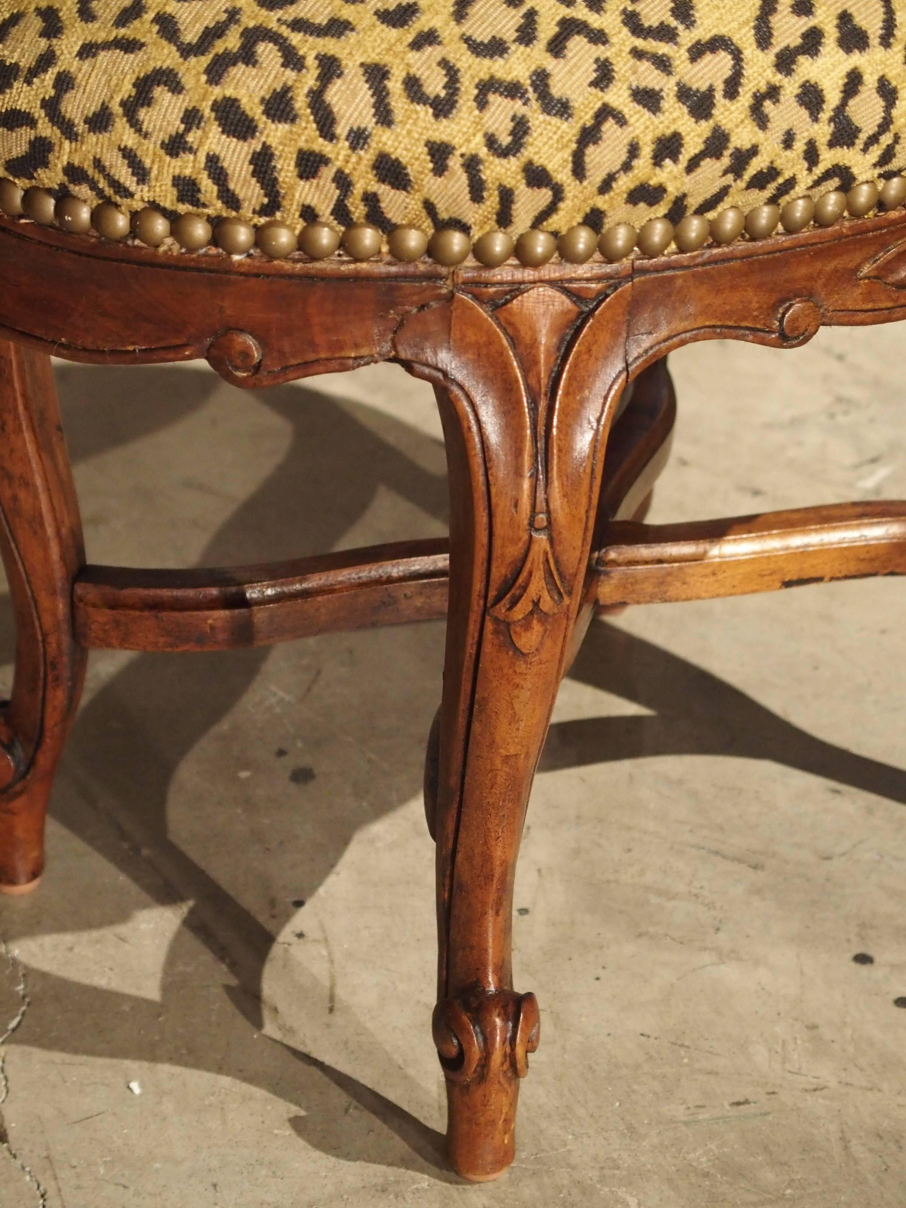 Small Louis XV Style Walnut Wood Stool from France In Good Condition In Dallas, TX