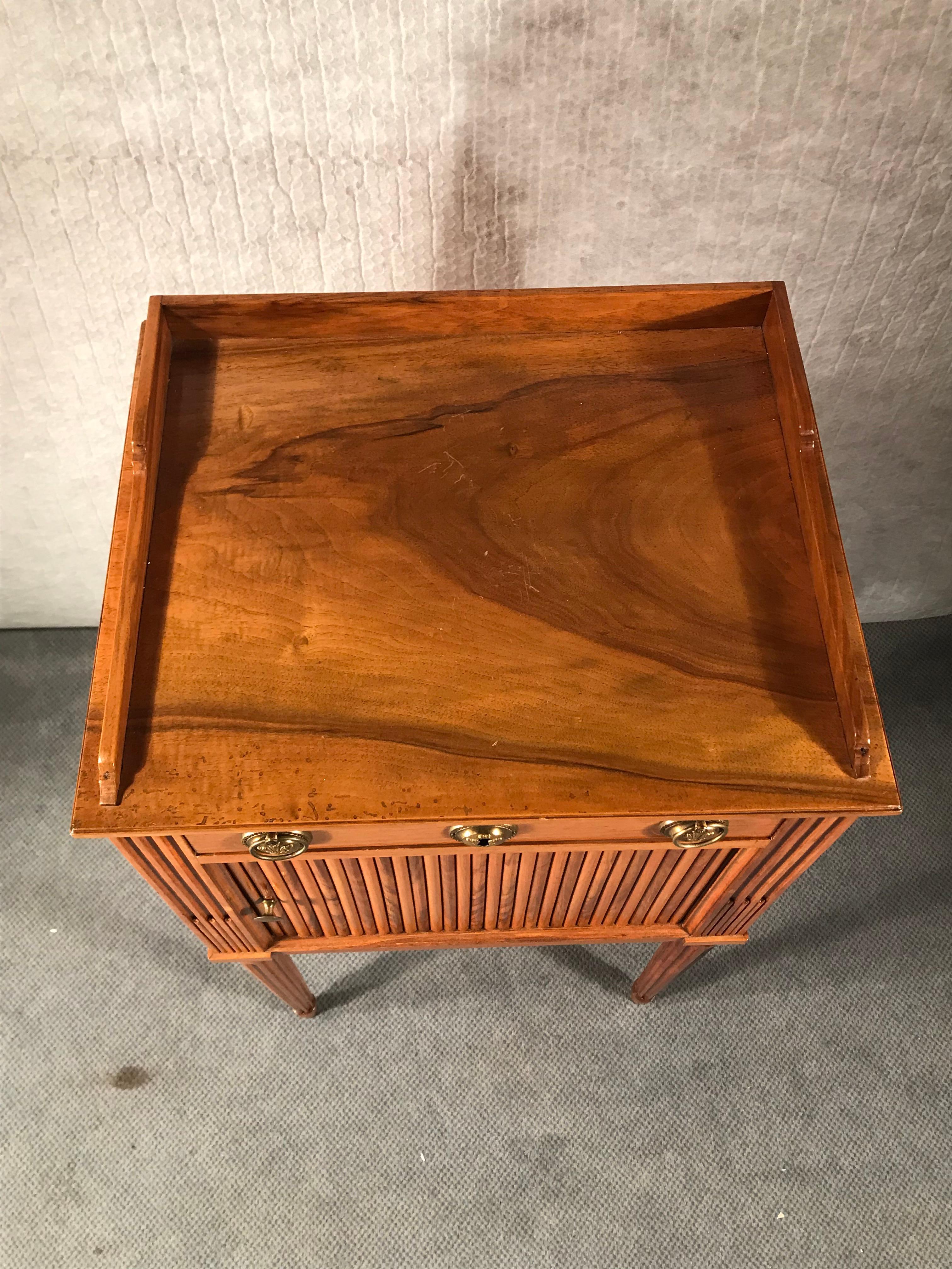 Louis XVI cabinet (nightstand). Provincial France 1780. Walnut. 
This charming original Louis XVI nightstand or small cabinet  has one drawer and a blinds door. It is in very good condition. 

        