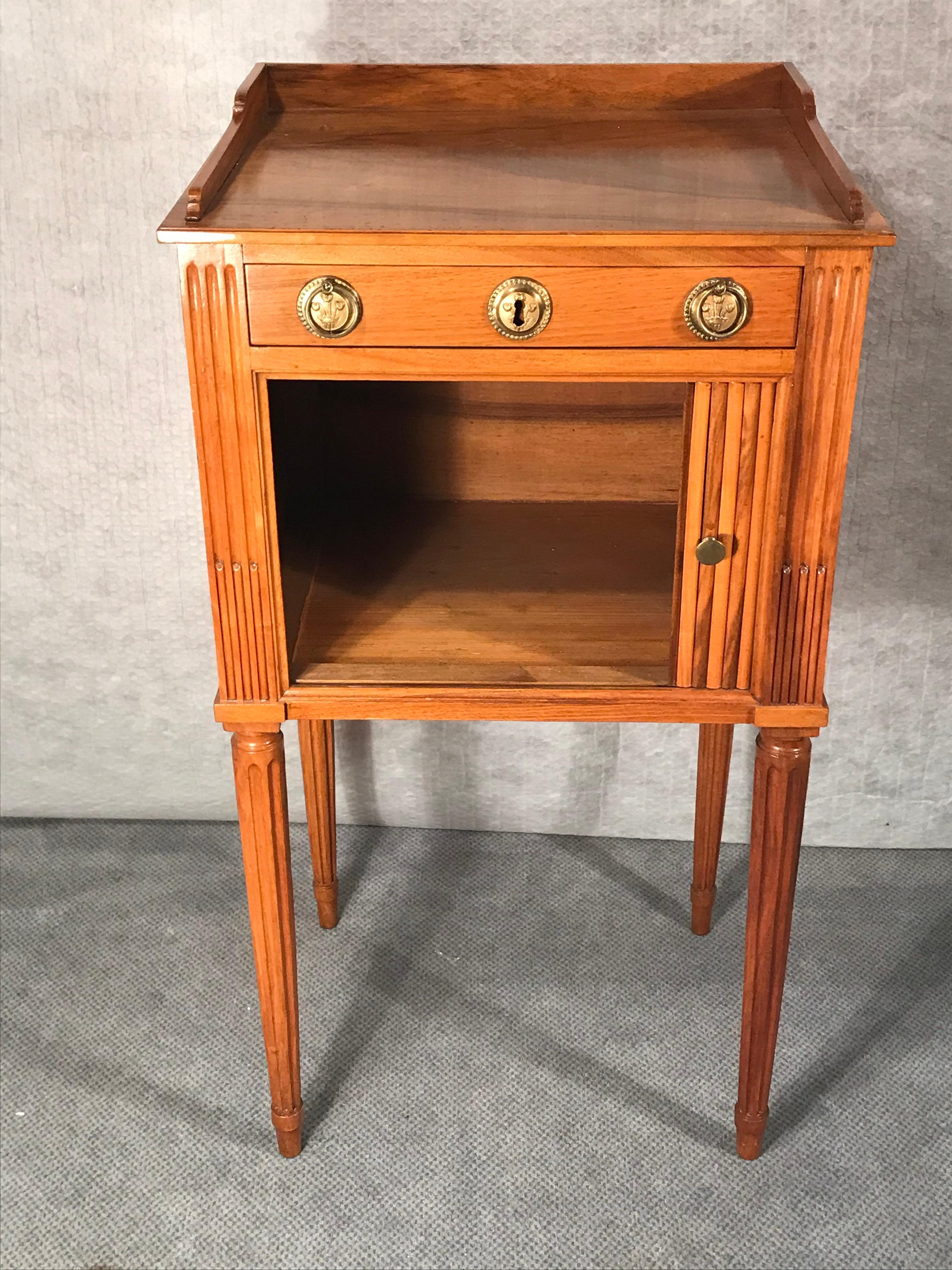 French Louis XVI Night Stand or small Cabinet, France 1780, walnut